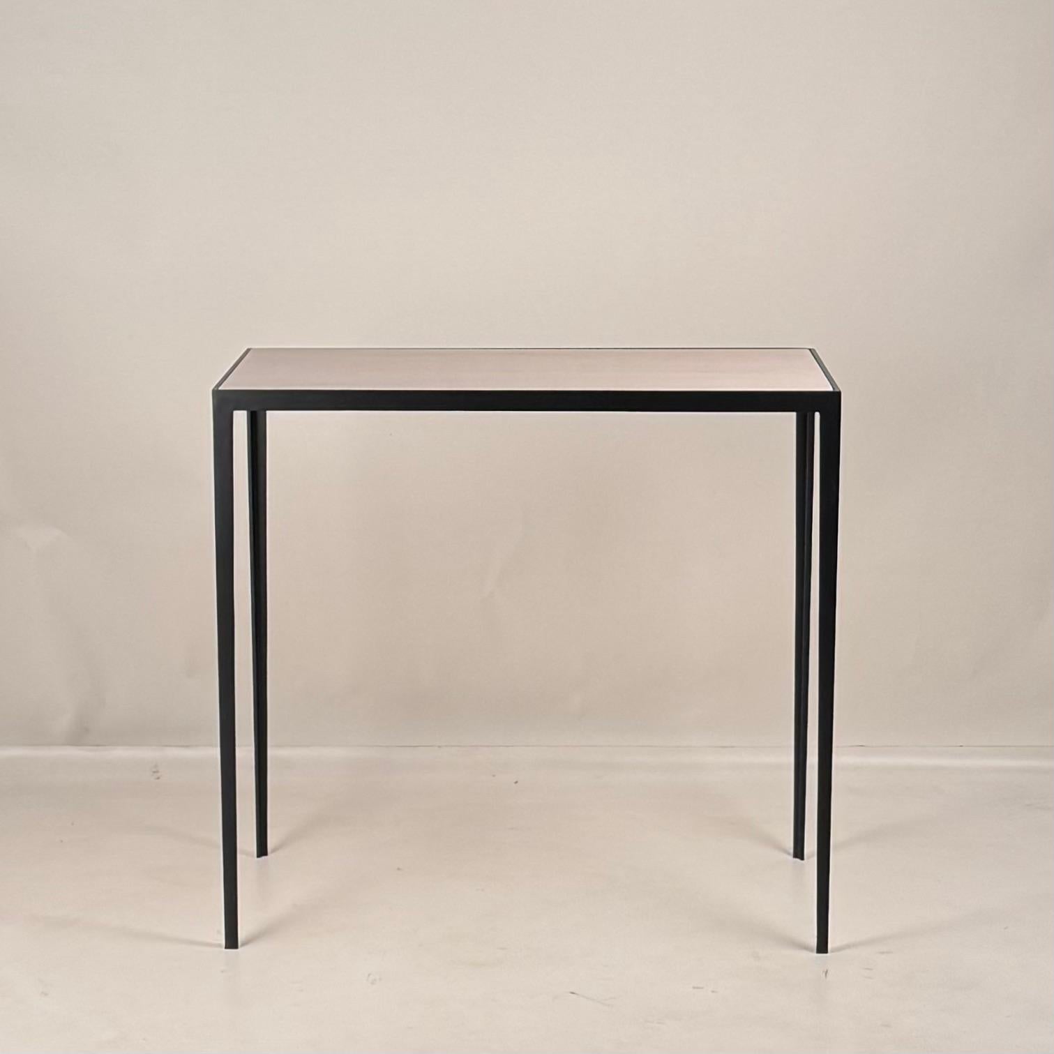 Art déco Console étroite 'Etude' en fer forgé et pierre à chaux crème adoucie par Design Frères en vente