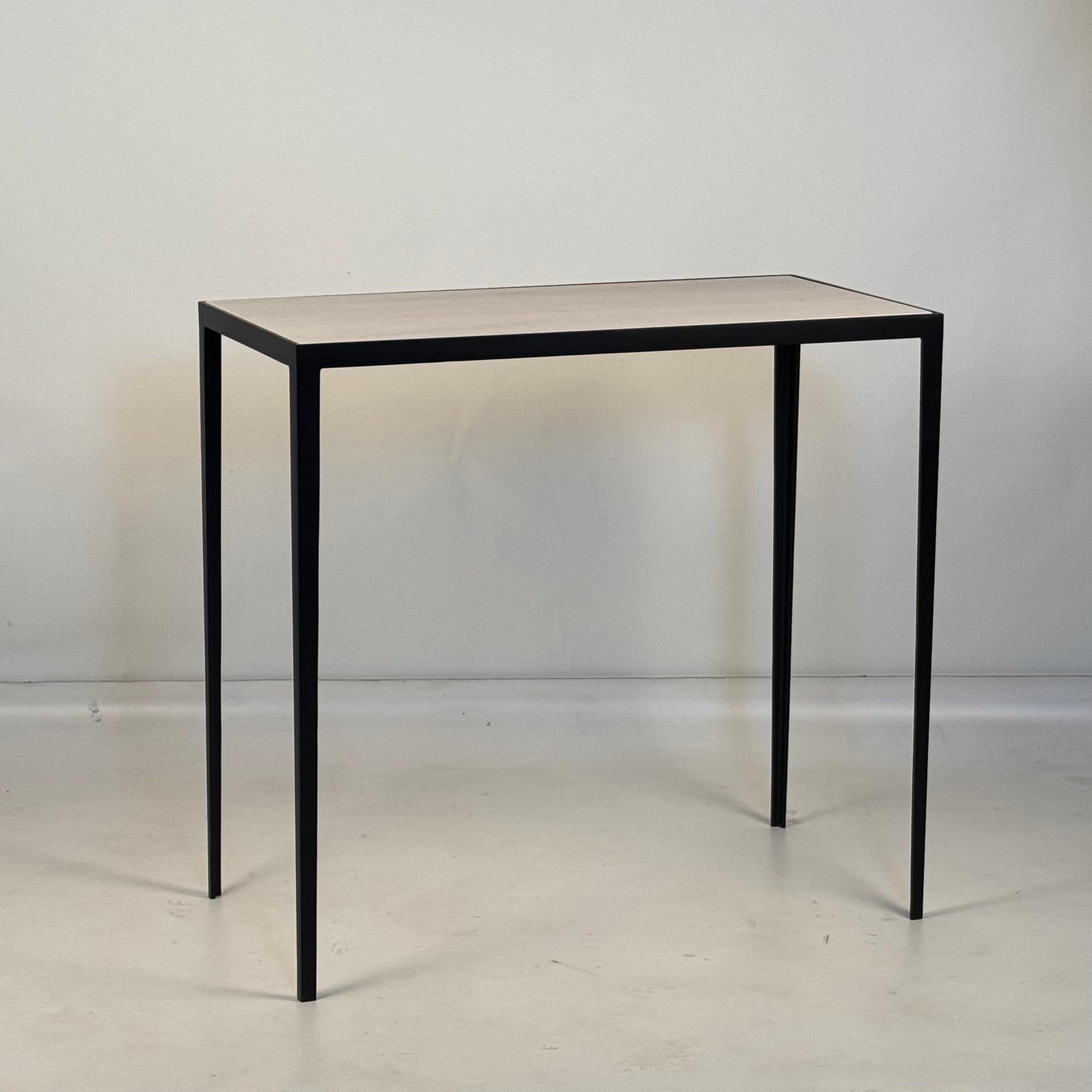 Français Console étroite 'Etude' en fer forgé et pierre à chaux crème adoucie par Design Frères en vente