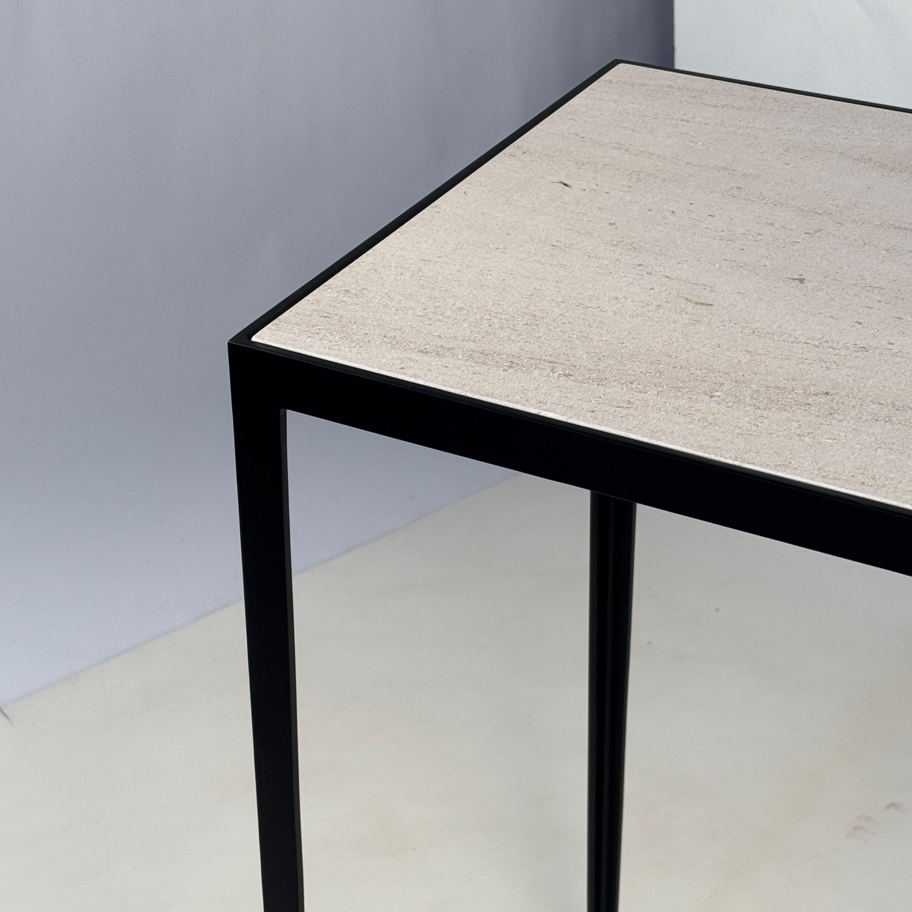 Peint Console étroite 'Etude' en fer forgé et pierre à chaux crème adoucie par Design Frères en vente