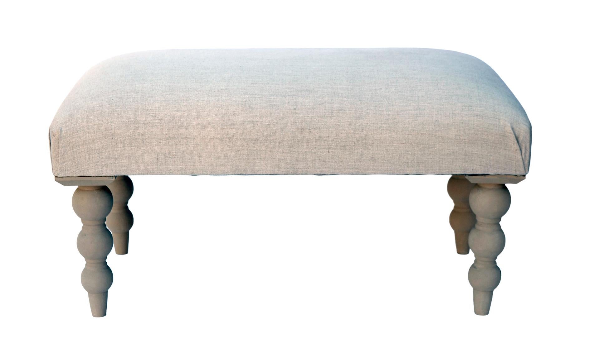 Postmoderne Pouf européen étroit en lin naturel sur roulettes en laiton antique en vente