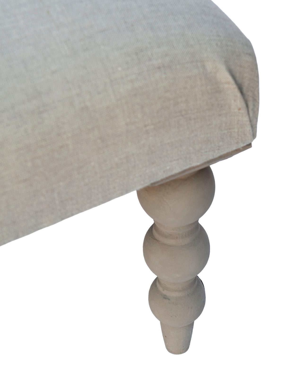 Fait main Pouf européen étroit en lin naturel sur roulettes en laiton antique en vente