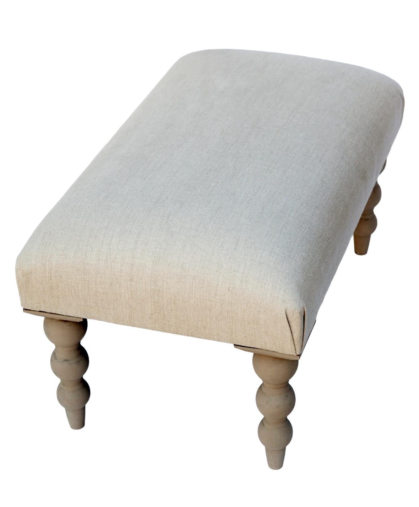 Pouf européen étroit en lin naturel sur roulettes en laiton antique Excellent état - En vente à Malibu, CA