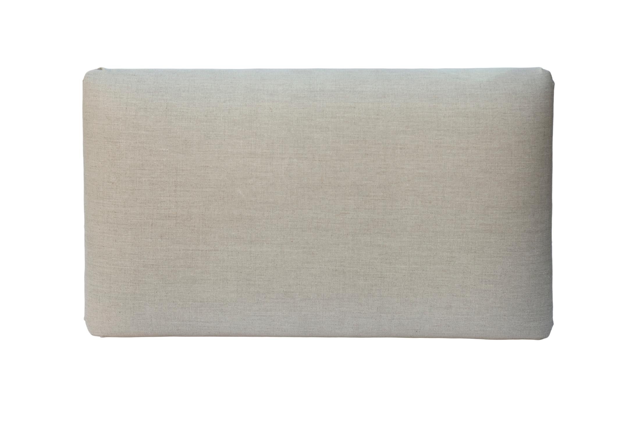 20ième siècle Pouf européen étroit en lin naturel sur roulettes en laiton antique en vente