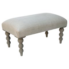 Ottomana stretta europea in lino naturale con rotelle in ottone antico