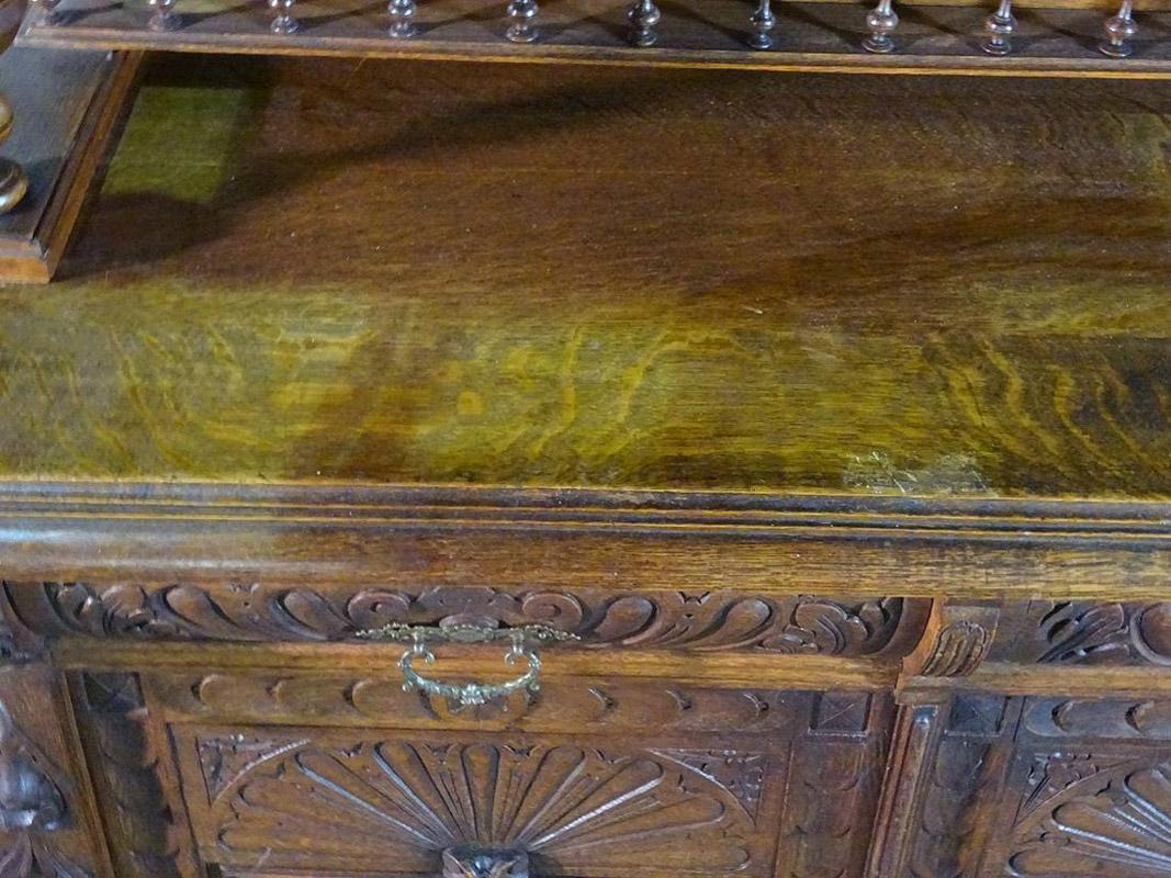 Armoire de cour étroite en chêne sculpté en lion de Bretagne française Vitrine en vente 5