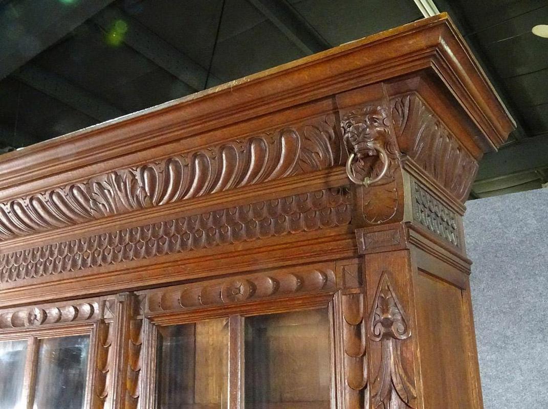 Chêne Armoire de cour étroite en chêne sculpté en lion de Bretagne française Vitrine en vente