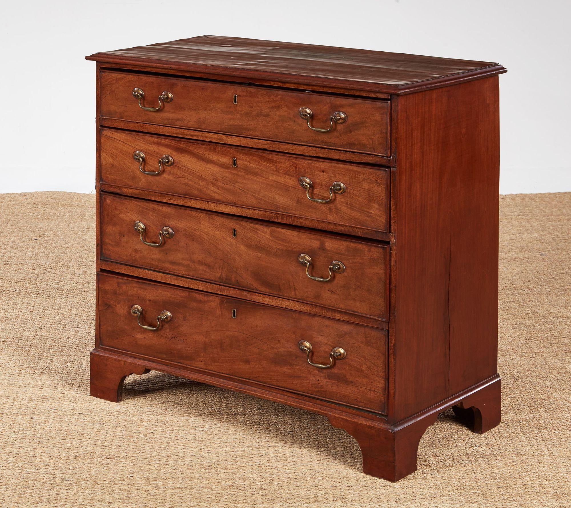 Narrow George III Chest of Drawers In Good Condition For Sale In Greenwich, CT