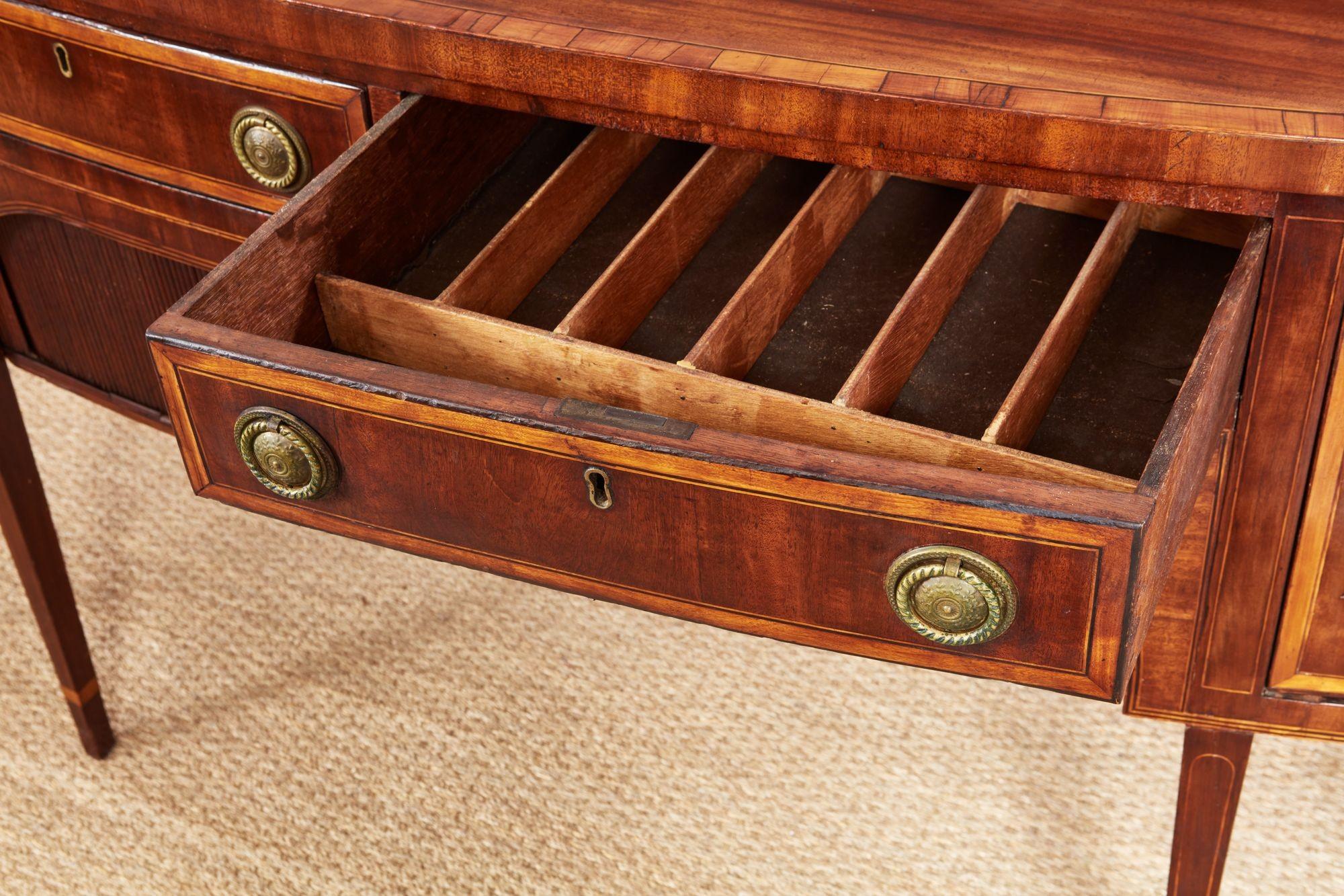Credenza stretta georgiana in mogano e legno satinato in vendita 3
