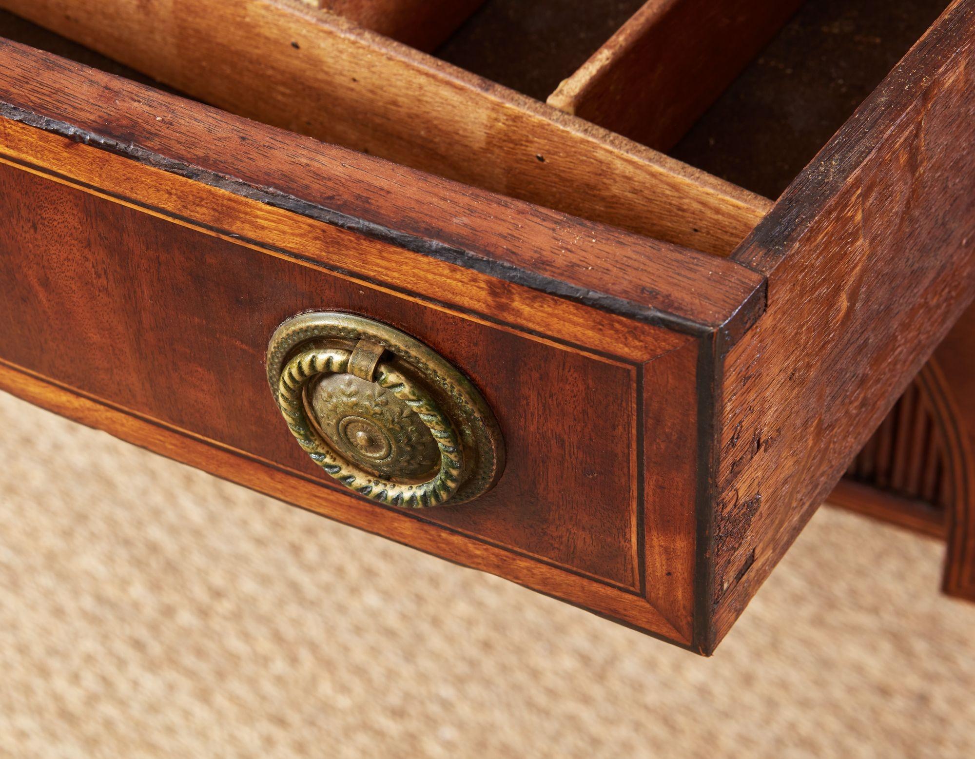 Credenza stretta georgiana in mogano e legno satinato in vendita 4