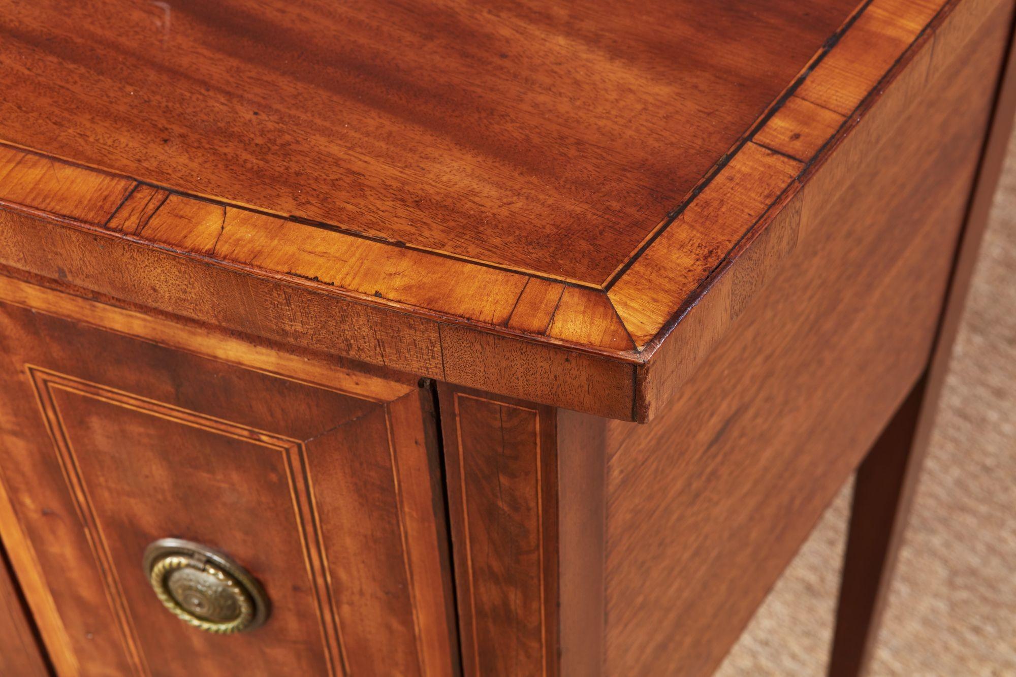 Credenza stretta georgiana in mogano e legno satinato in vendita 8