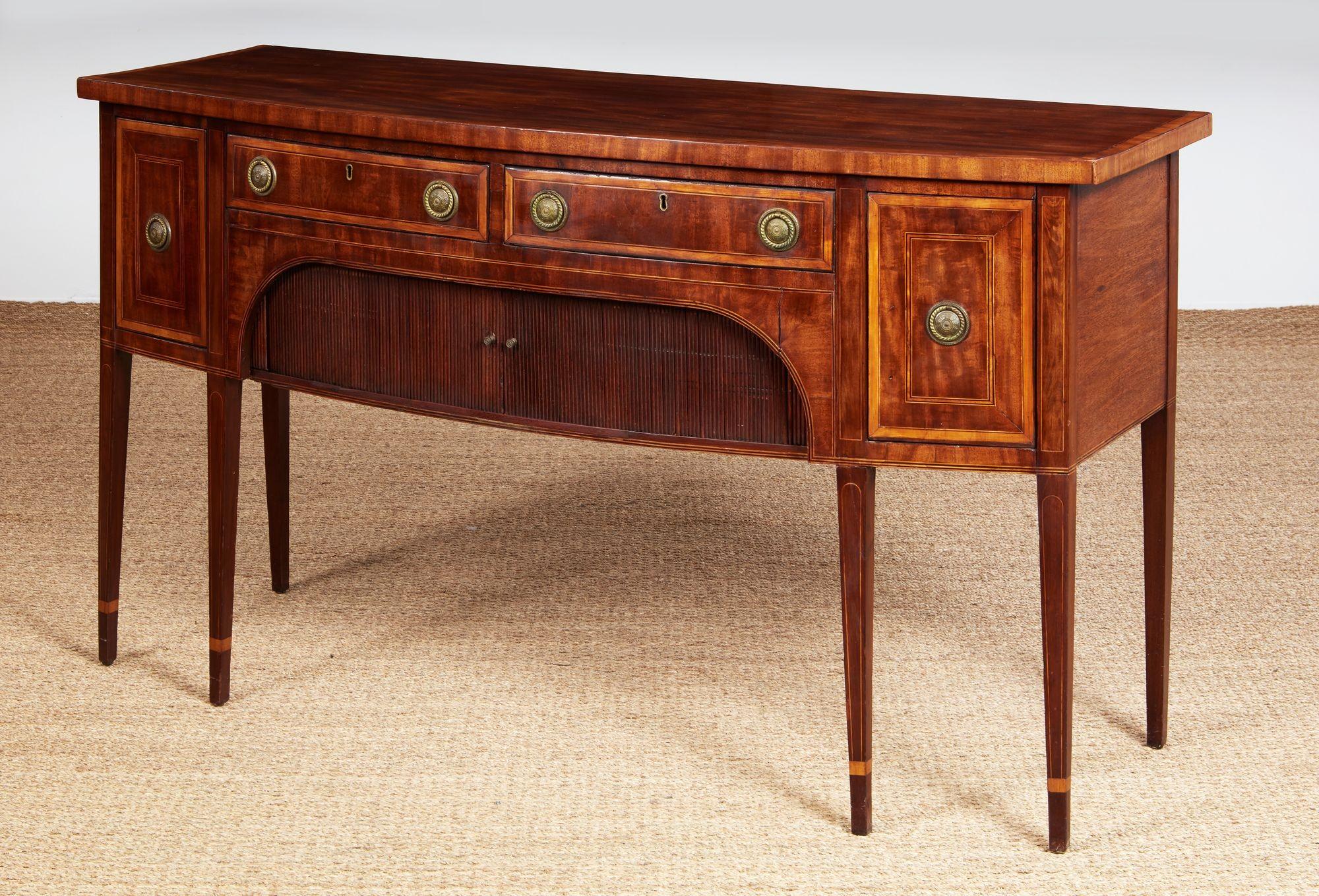 Credenza in mogano di George III di proporzioni strette e desiderabili, con piano a forma di 