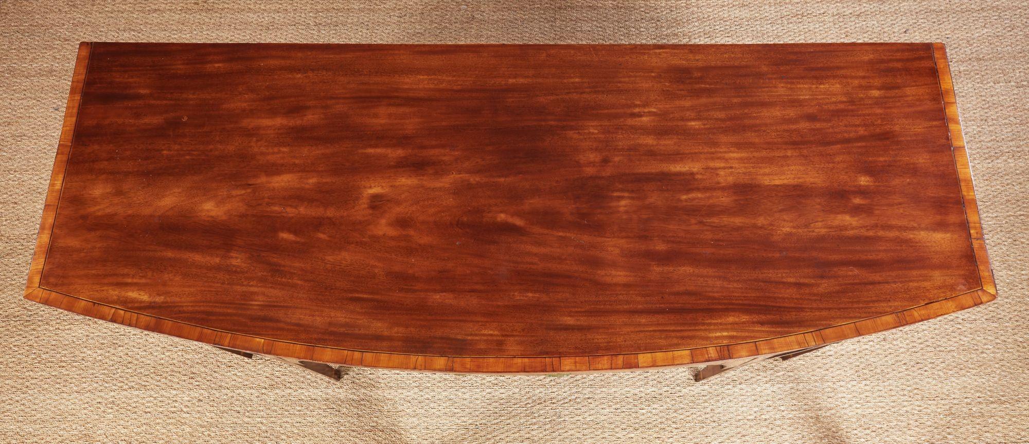 Hepplewhite Credenza stretta georgiana in mogano e legno satinato in vendita