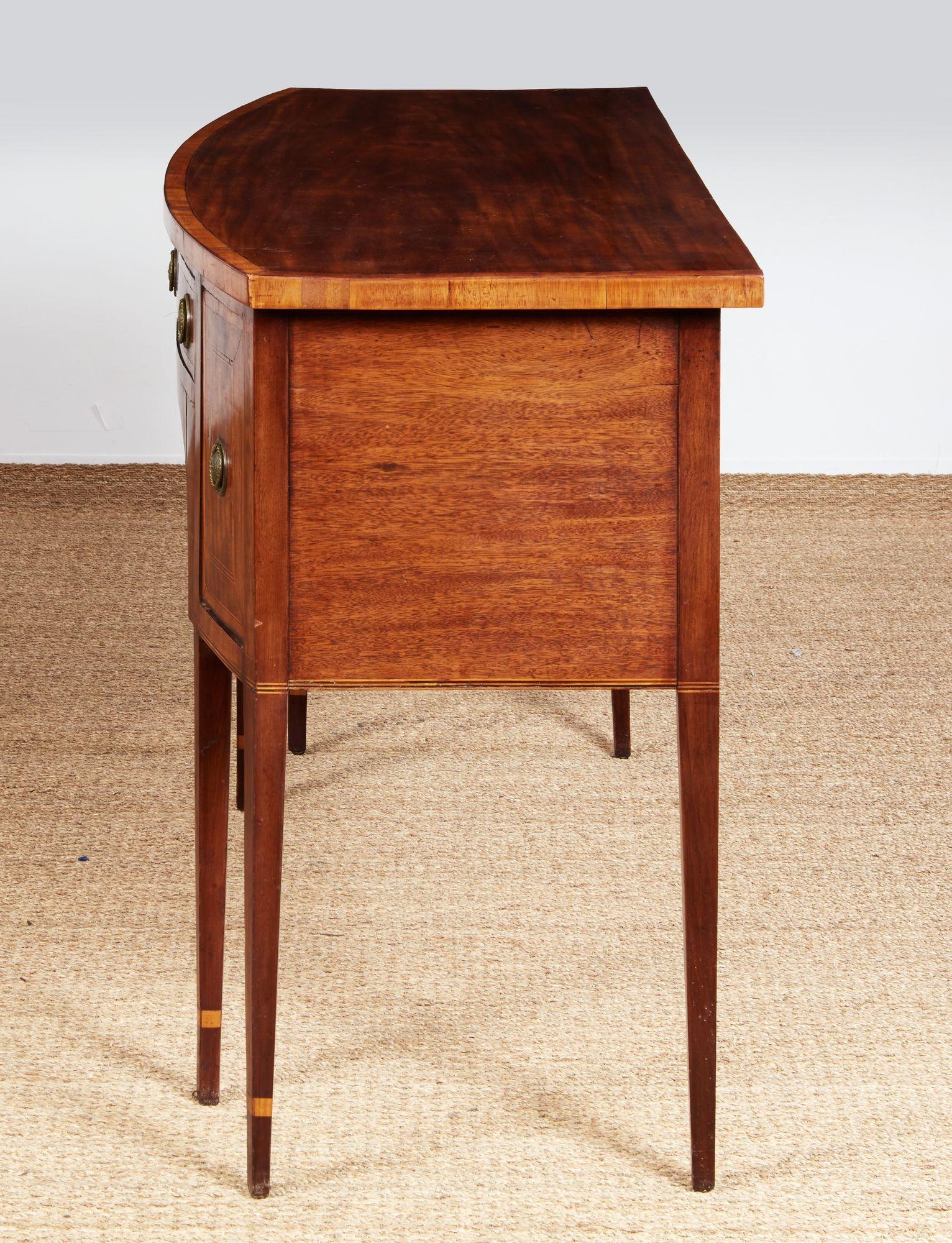 Inglese Credenza stretta georgiana in mogano e legno satinato in vendita