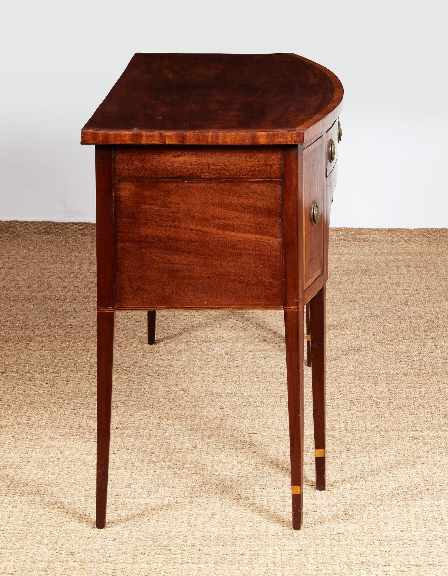 Mogano Credenza stretta georgiana in mogano e legno satinato in vendita
