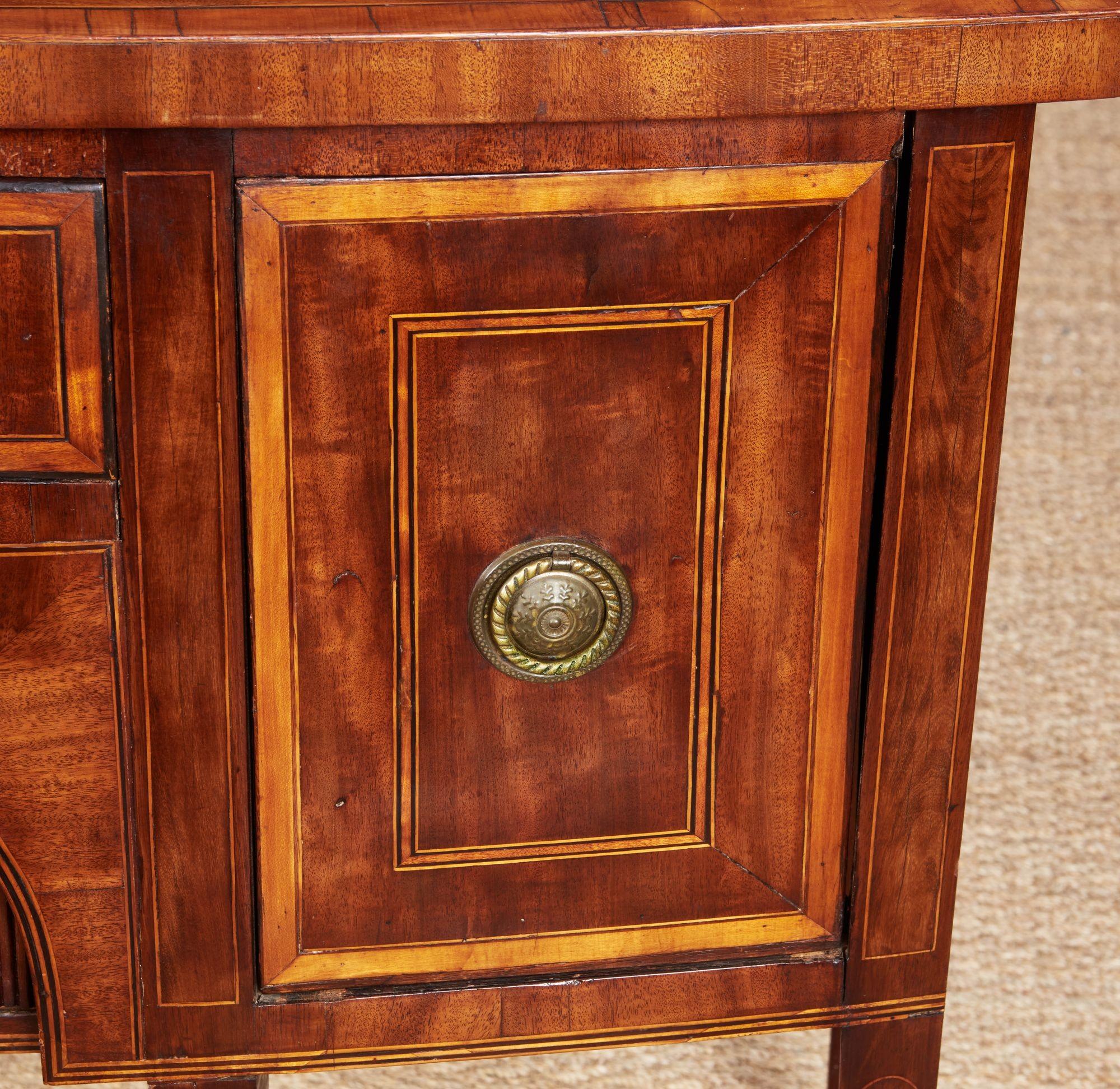 Credenza stretta georgiana in mogano e legno satinato in vendita 2