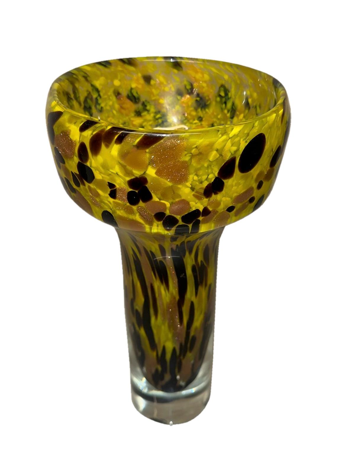 Schmale mundgeblasene Vase aus gelbem Muranoglas mit schwarzen und bernsteinfarbenen Sprenkeln (Italienisch) im Angebot