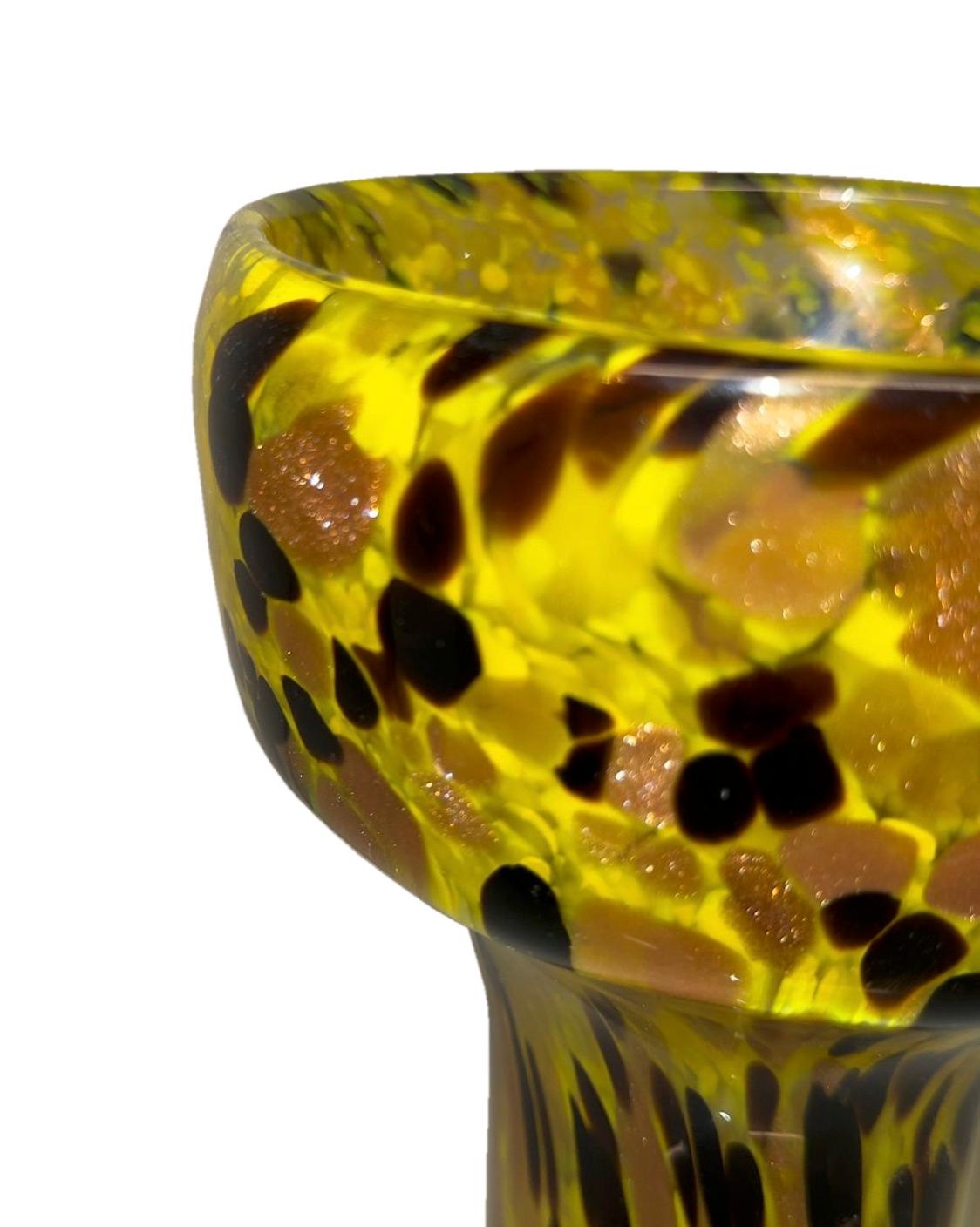 Schmale mundgeblasene Vase aus gelbem Muranoglas mit schwarzen und bernsteinfarbenen Sprenkeln im Zustand „Hervorragend“ im Angebot in New York, NY