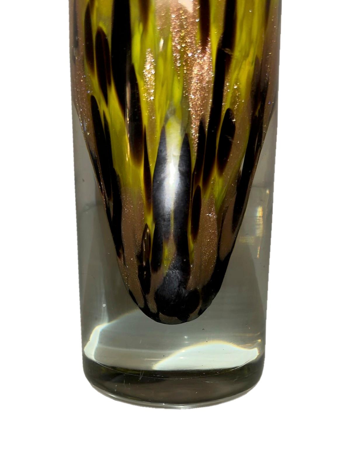 Schmale mundgeblasene Vase aus gelbem Muranoglas mit schwarzen und bernsteinfarbenen Sprenkeln (20. Jahrhundert) im Angebot