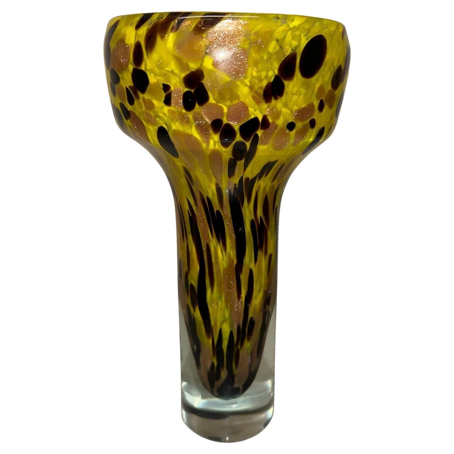 Schmale mundgeblasene Vase aus gelbem Muranoglas mit schwarzen und bernsteinfarbenen Sprenkeln