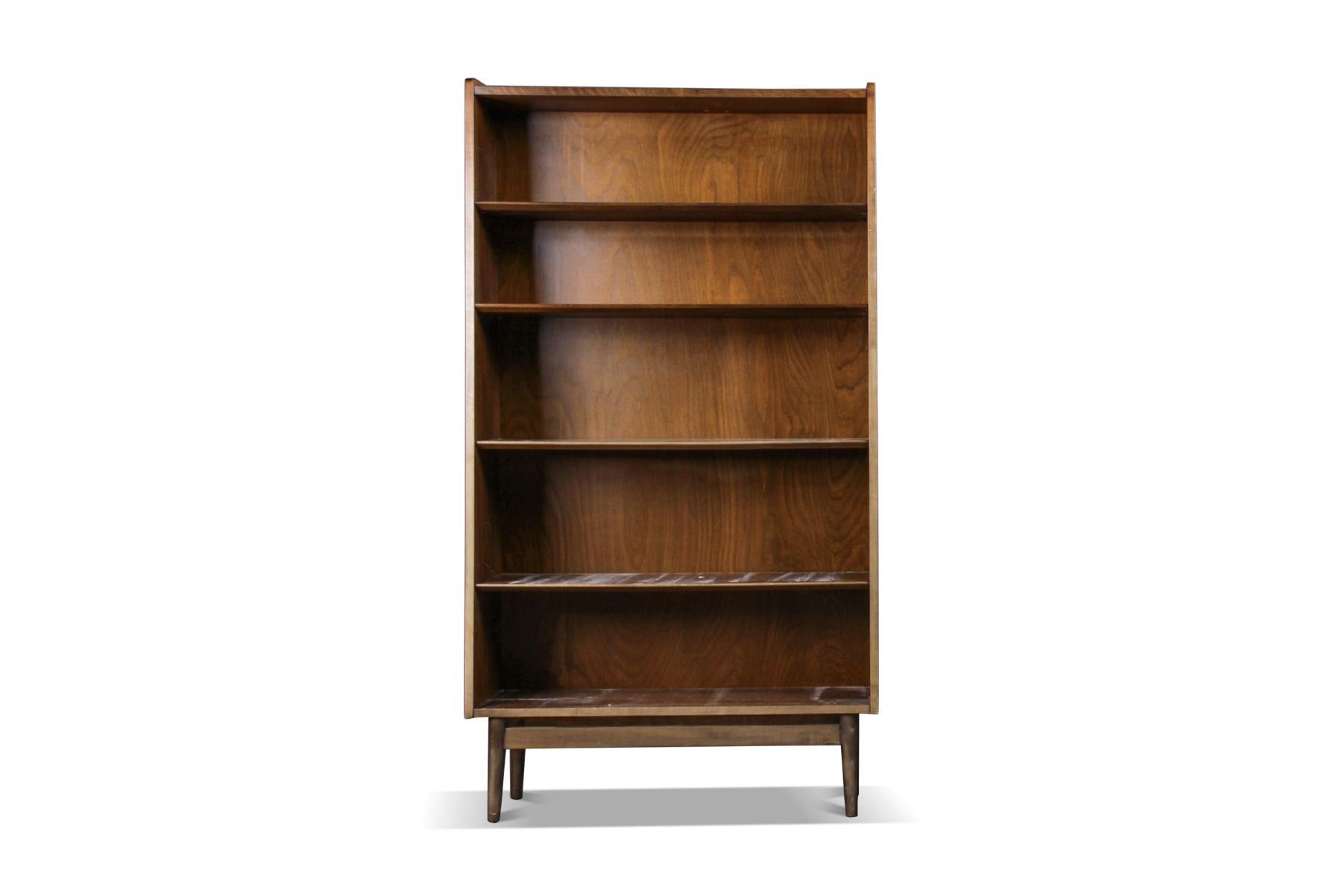 Mid-Century Modern Bibliothèque étroite Johannes Sorth en bois de noyer en vente