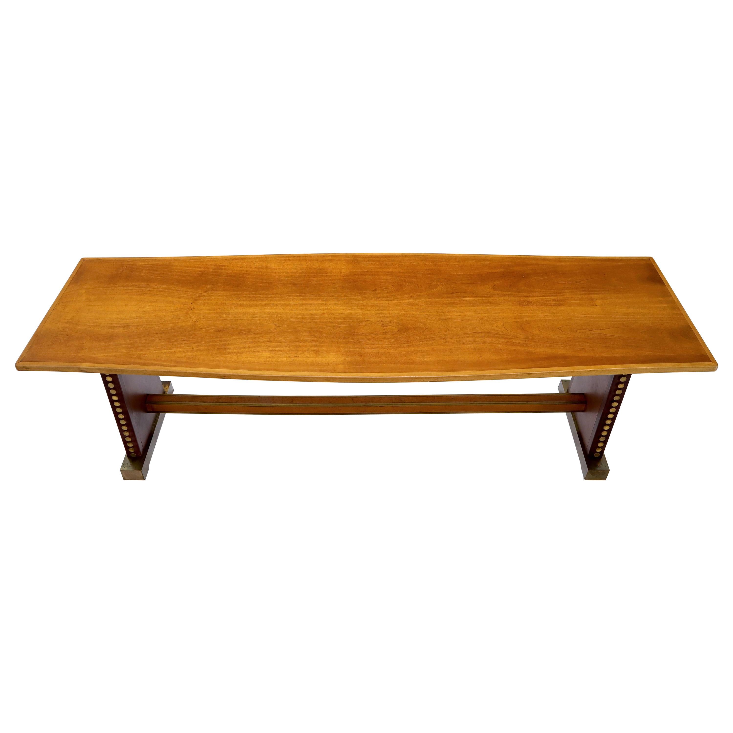 Table de récolte longue et étroite en forme de bateau en noyer, clous de table en cuir et laiton décorés en vente