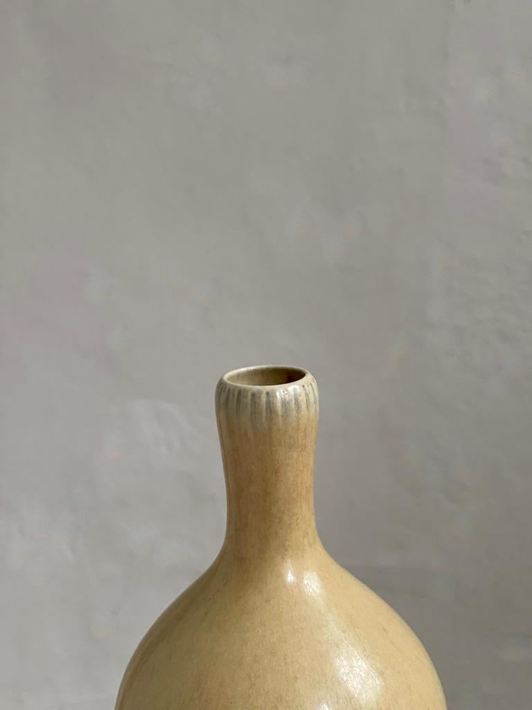 Vernissé Vase étroit à long col en glaçure jaune par Eva Stæhr Nielsen pour Saxbo, Danemark en vente