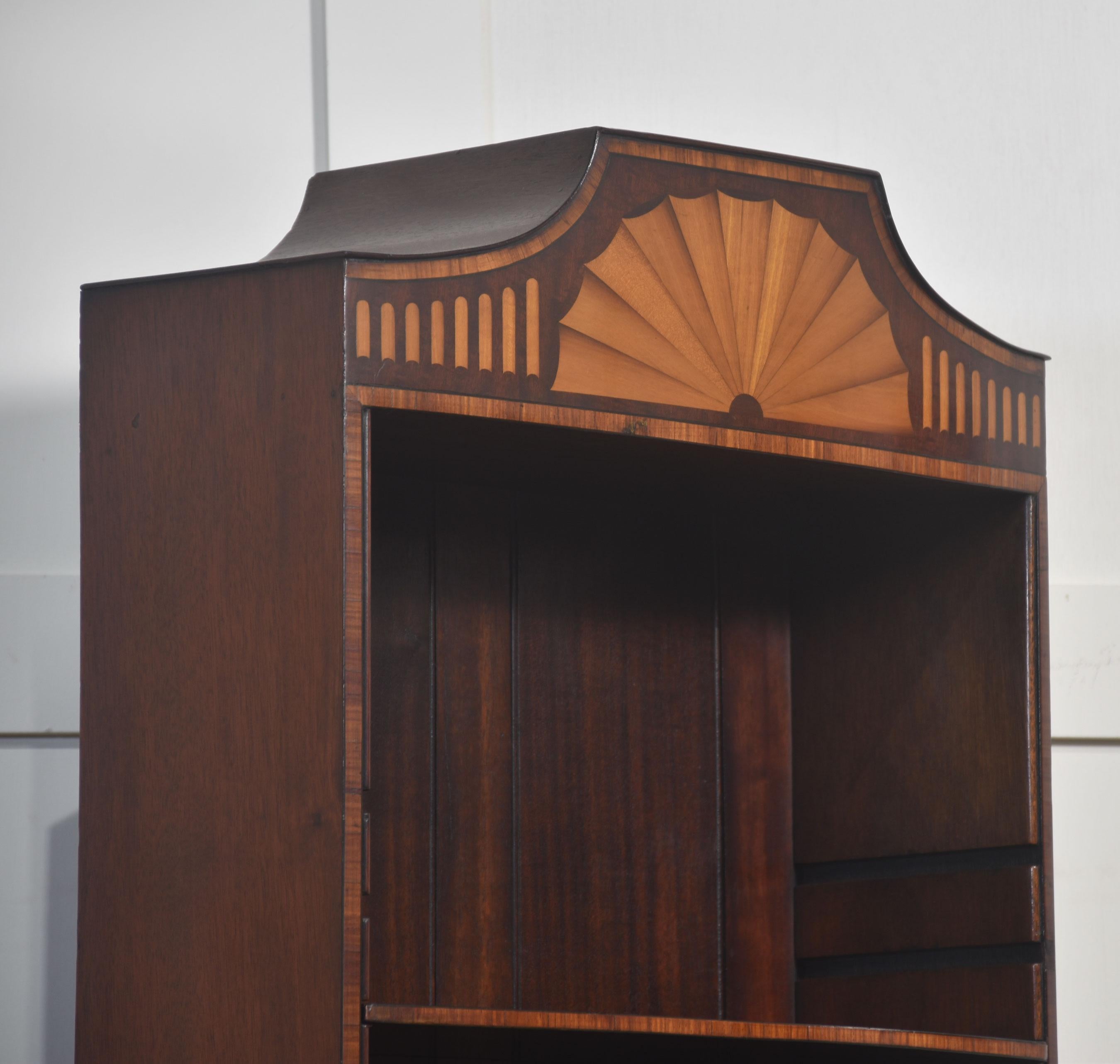 Legno Libreria stretta in mogano intarsiato in vendita