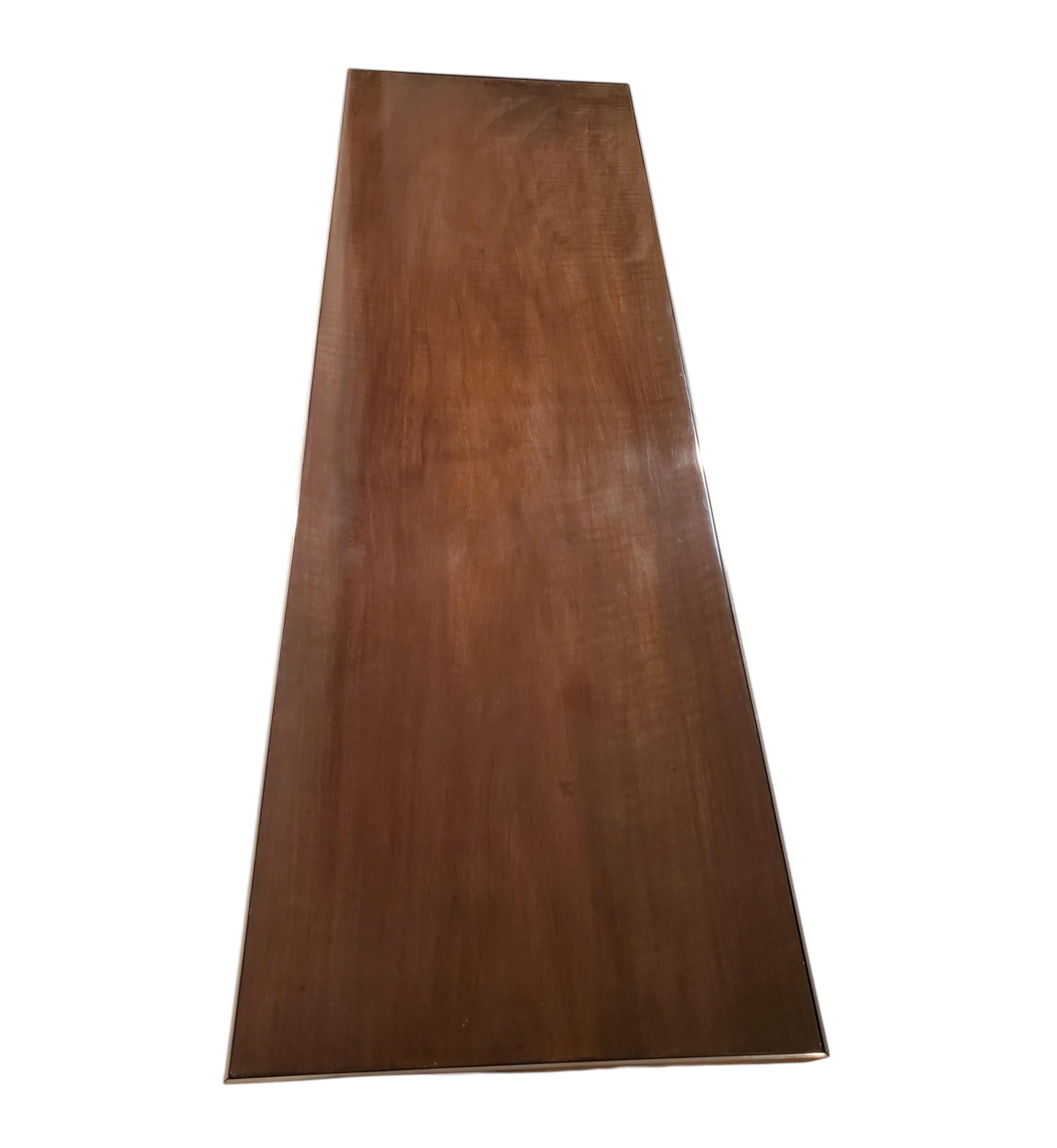 Schmaler minimalistischer Schreibtisch aus zweifarbigem Wurzelholz und Nussbaumholz mit Nickelbronze-Rohrbeinen im Angebot 4