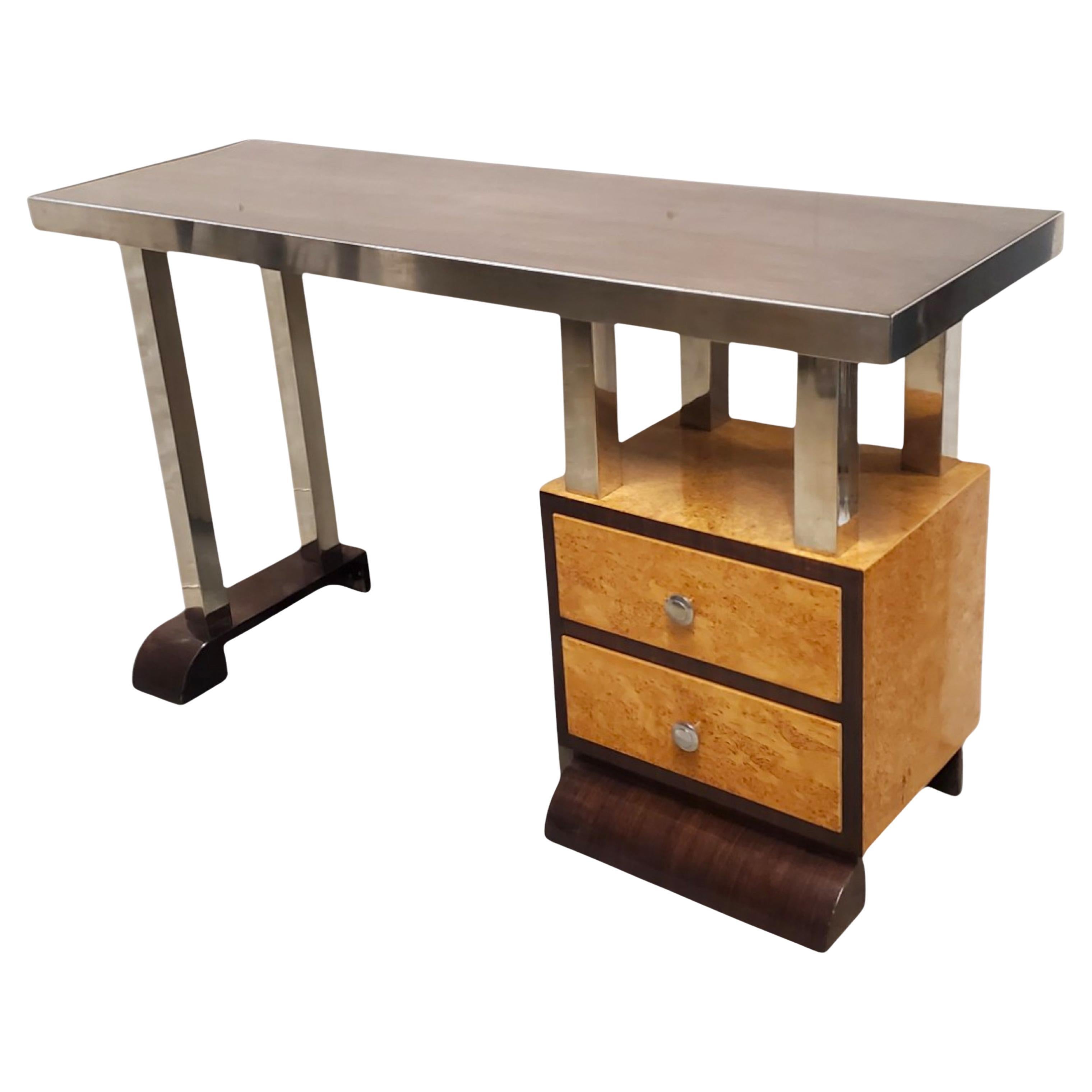 Schmaler minimalistischer Schreibtisch aus zweifarbigem Wurzelholz und Nussbaumholz mit Nickelbronze-Rohrbeinen (Französisch) im Angebot