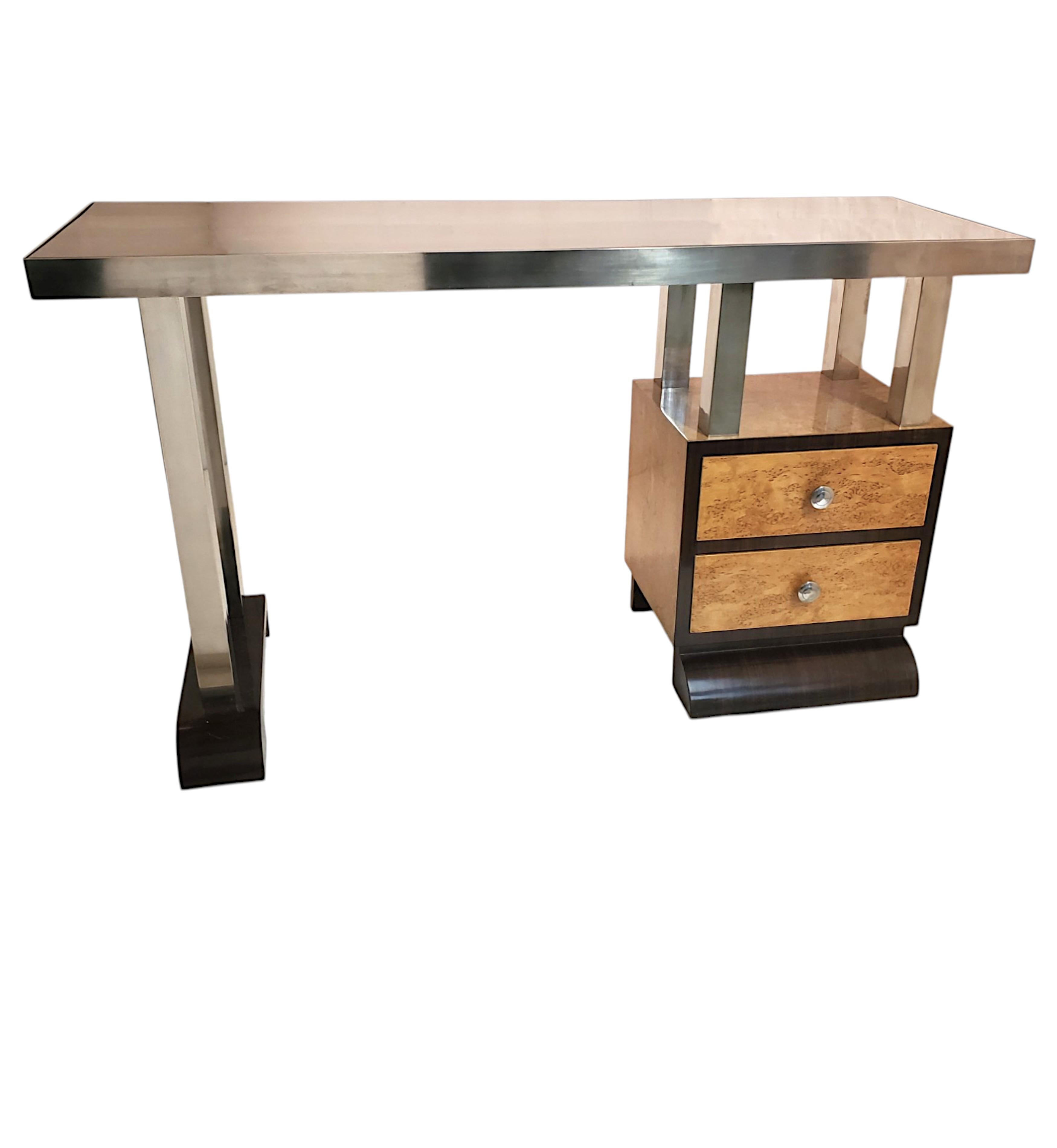 Schmaler minimalistischer Schreibtisch aus zweifarbigem Wurzelholz und Nussbaumholz mit Nickelbronze-Rohrbeinen im Zustand „Gut“ im Angebot in New York City, NY