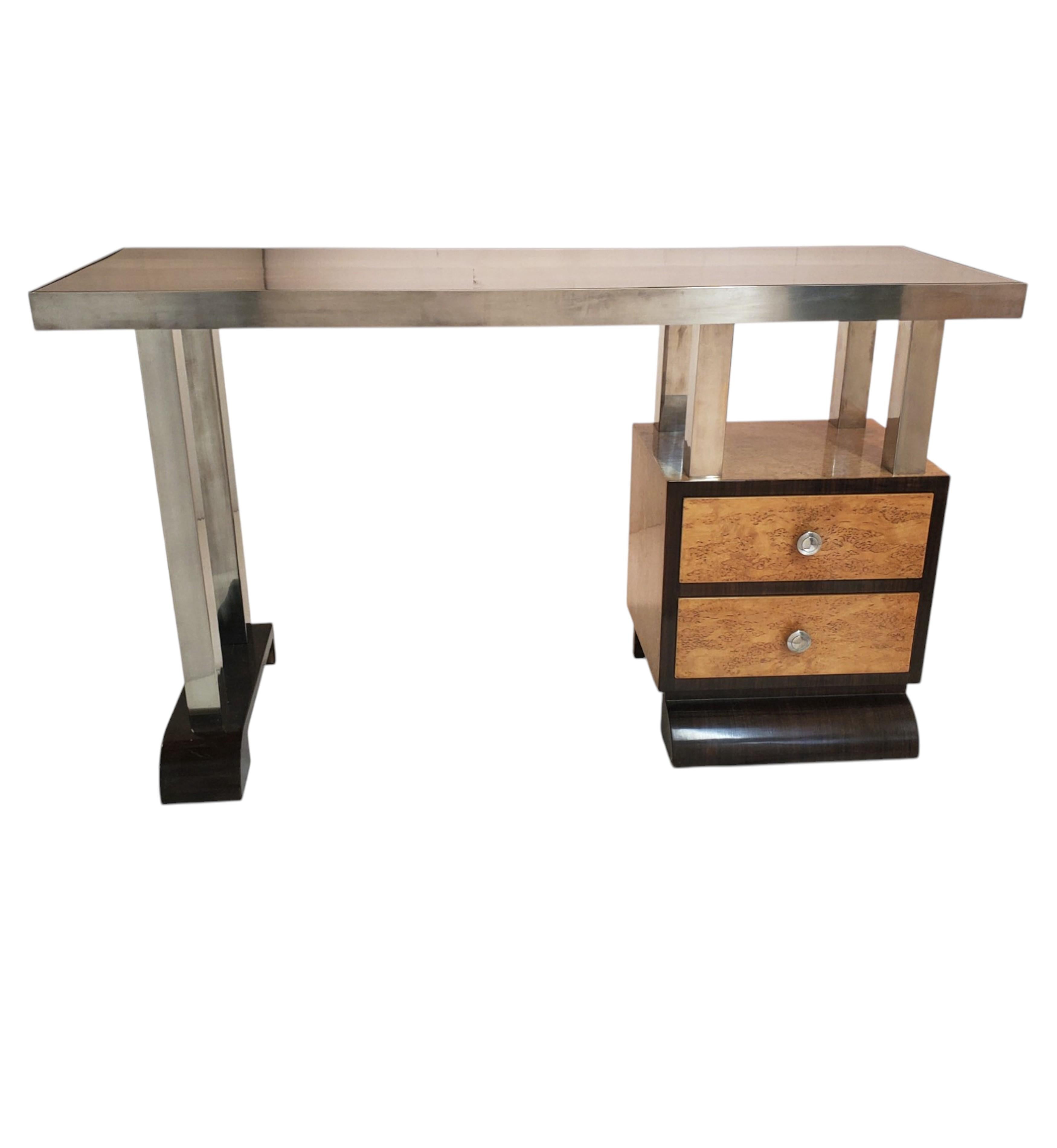 Schmaler minimalistischer Schreibtisch aus zweifarbigem Wurzelholz und Nussbaumholz mit Nickelbronze-Rohrbeinen (20. Jahrhundert) im Angebot
