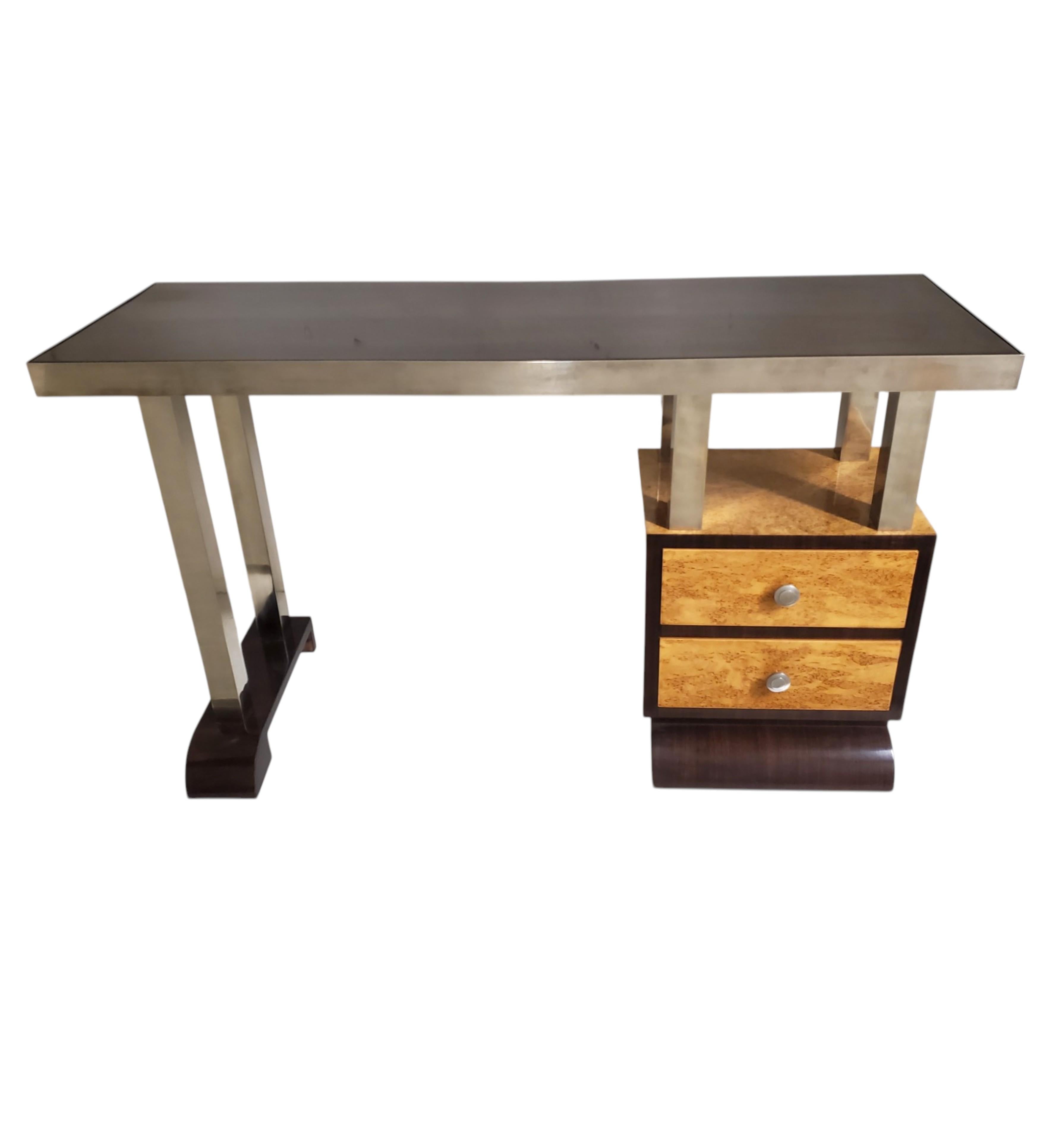 Schmaler minimalistischer Schreibtisch aus zweifarbigem Wurzelholz und Nussbaumholz mit Nickelbronze-Rohrbeinen im Angebot 1