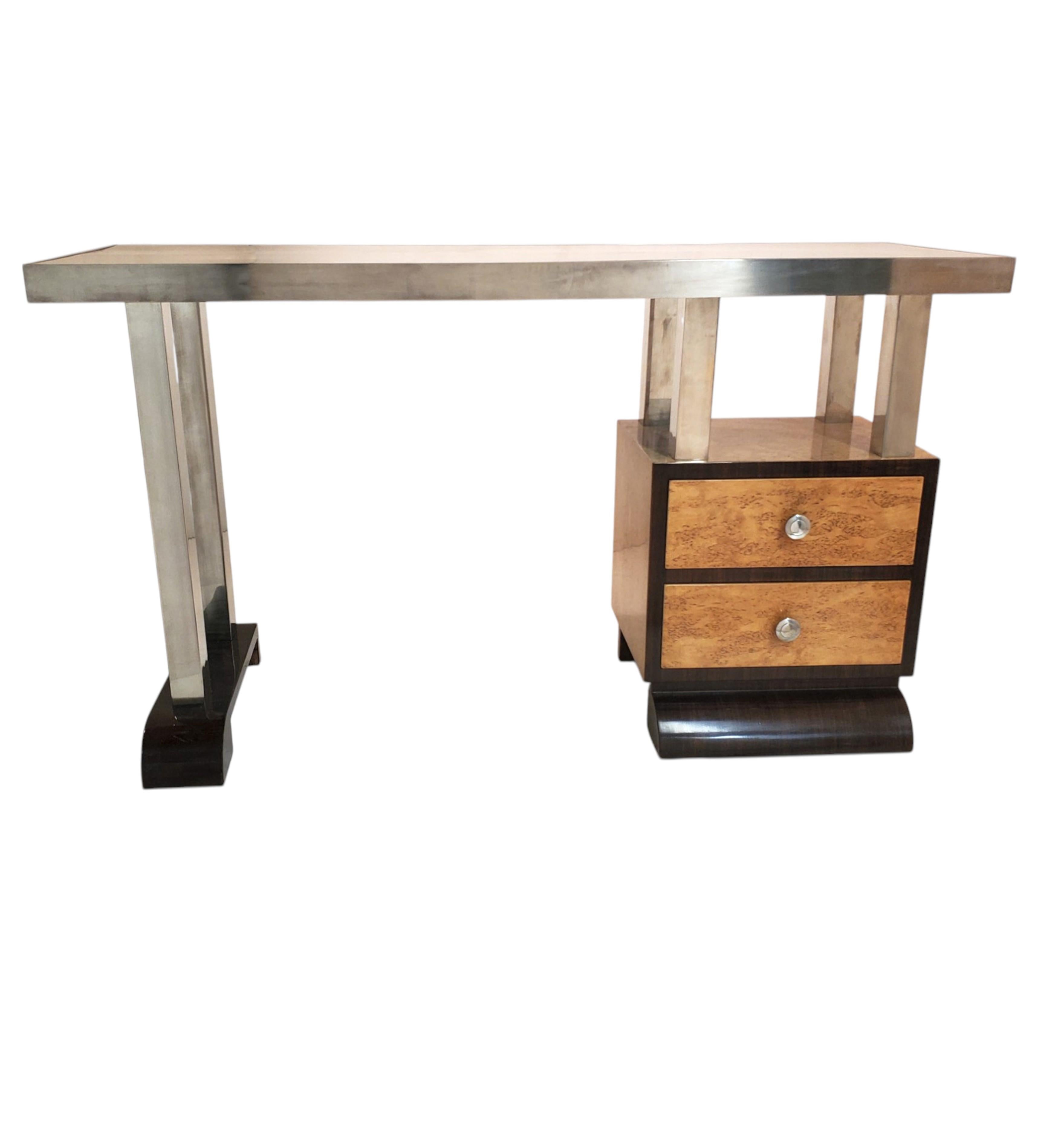 Schmaler minimalistischer Schreibtisch aus zweifarbigem Wurzelholz und Nussbaumholz mit Nickelbronze-Rohrbeinen im Angebot 2