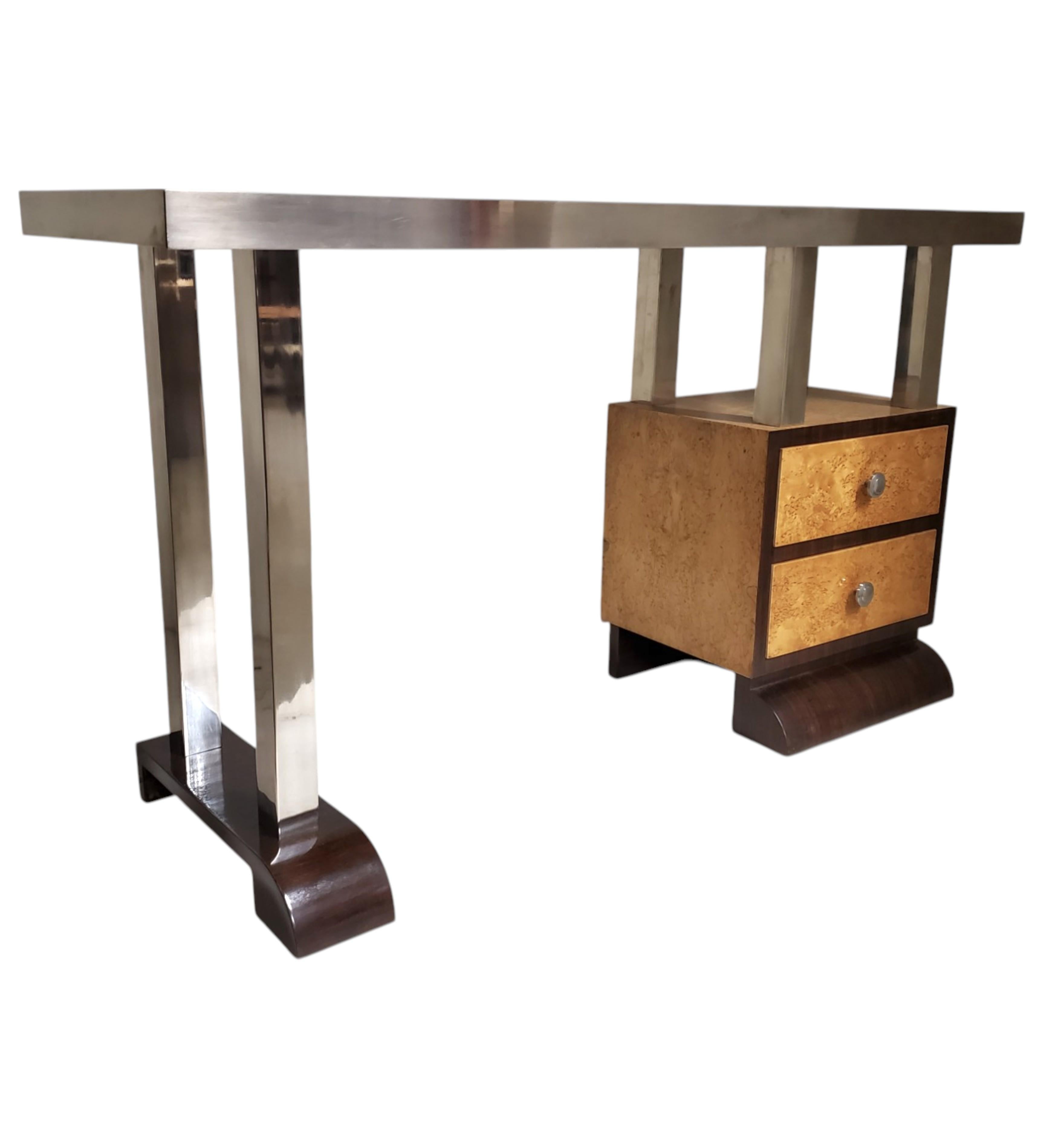 Schmaler minimalistischer Schreibtisch aus zweifarbigem Wurzelholz und Nussbaumholz mit Nickelbronze-Rohrbeinen im Angebot 3