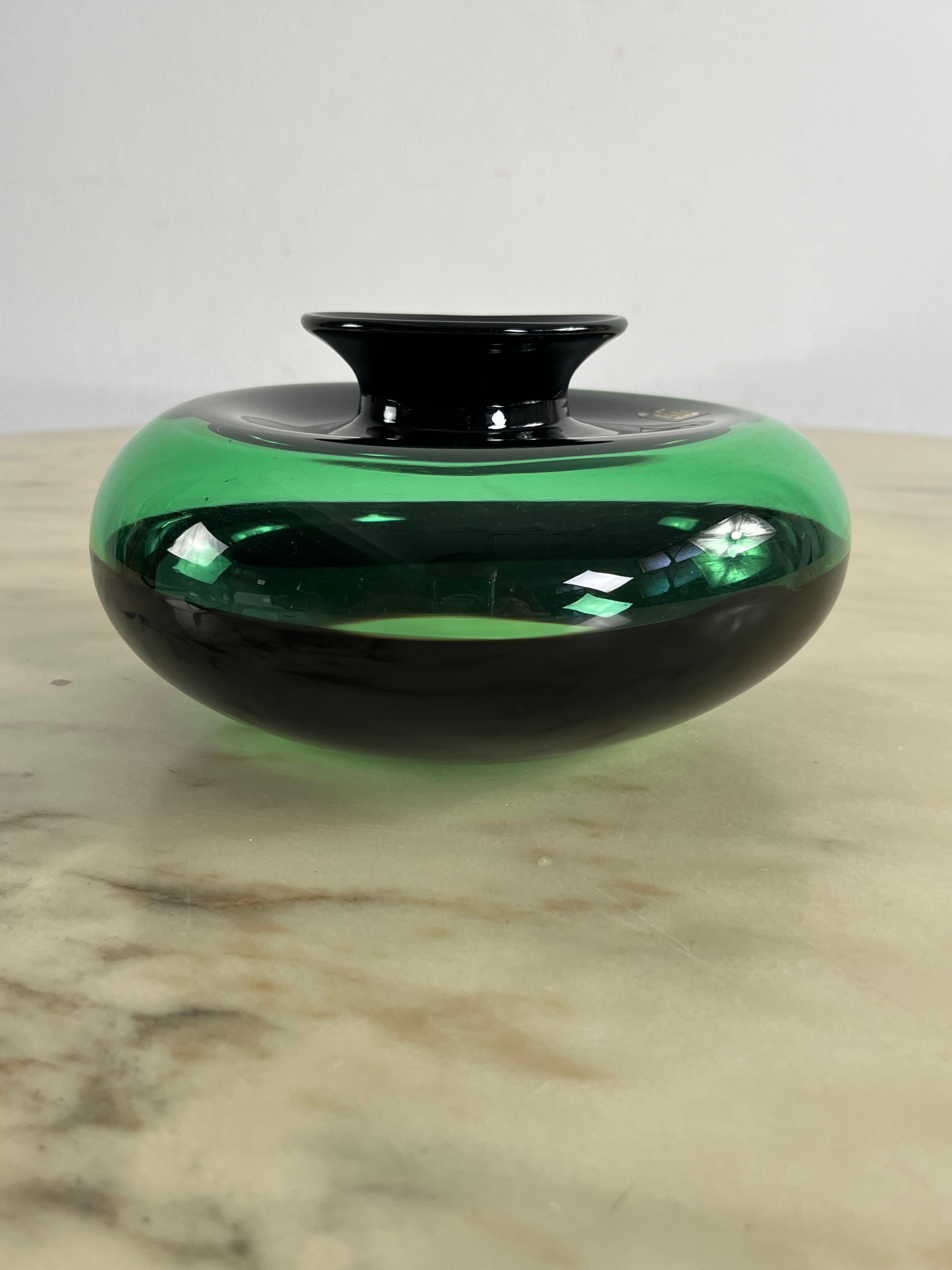 Ciotola a bocca stretta in vetro di Murano firmata Cenedese & Albarelli, anni '70
Acquistato e conservato, è intatto e in ottime condizioni. Firmato con incisione sul vetro, etichetta e garanzia originale. Un pezzo unico di grande valore, lavorato