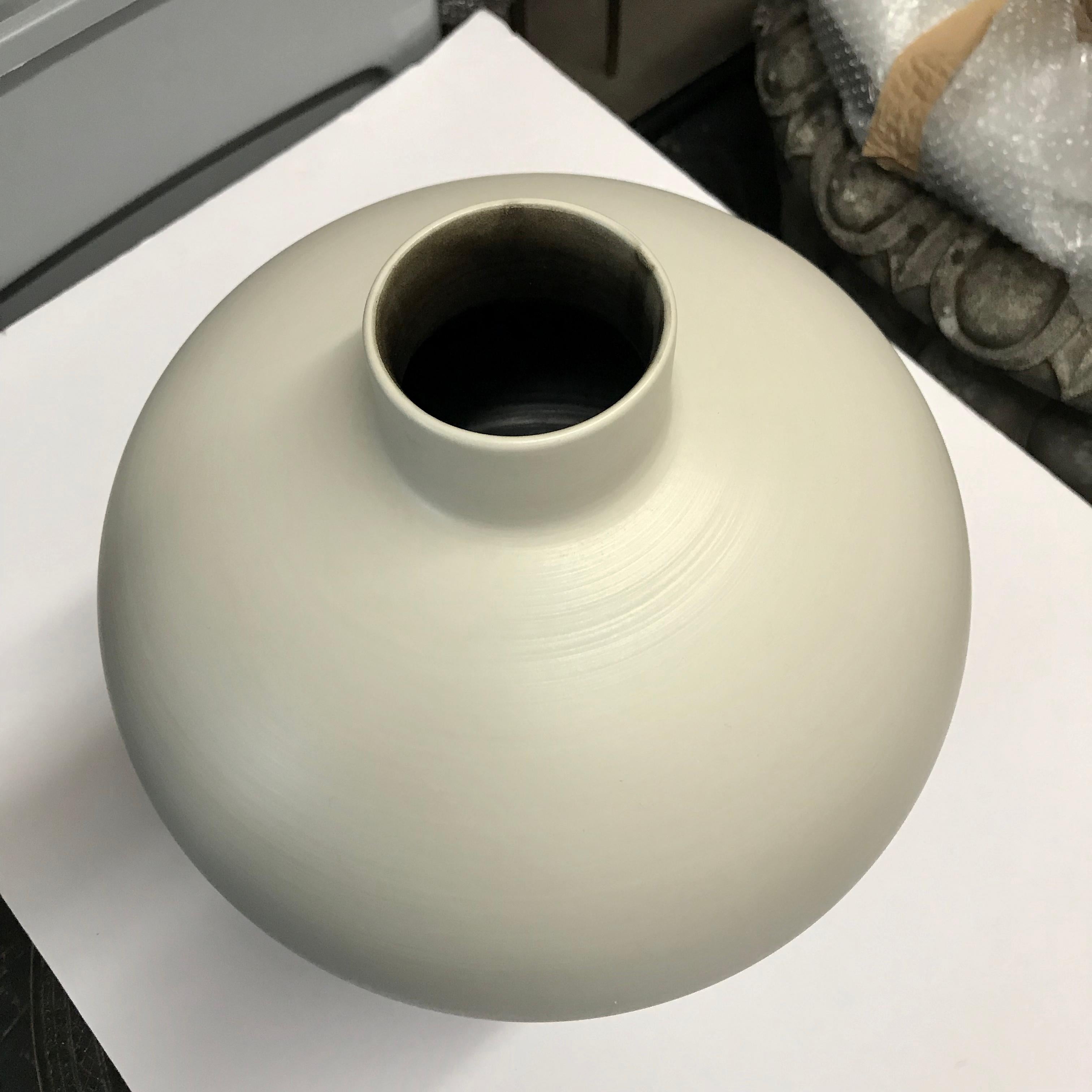 Contemporary Italian medium size handmade vase
Bulbous top with a narrow neck
Matte finish / fine ceramic
The same shape is available in medium, S5056.