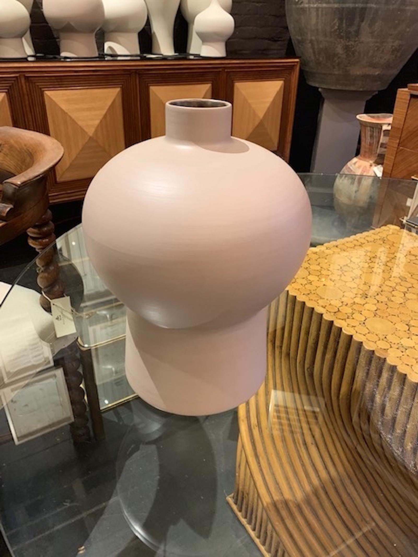 Contemporary Italian medium size handmade vase
Bulbous top with a narrow neck
Matte finish / fine ceramic
The same shape is available in linen large, S5055.