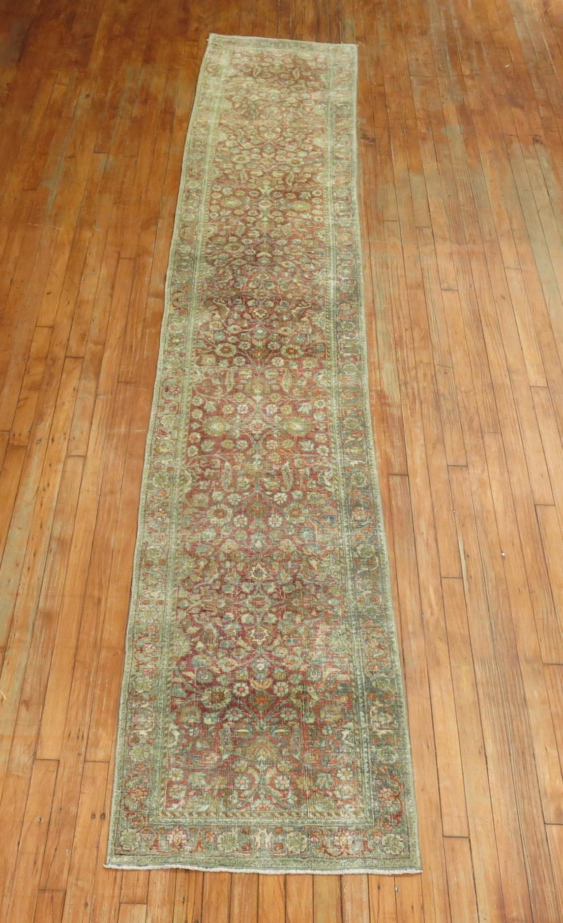 Ein traditioneller schmaler persischer Kashan-Läufer aus dem frühen 20. 

Maße: 2'3'' x 12'10''.