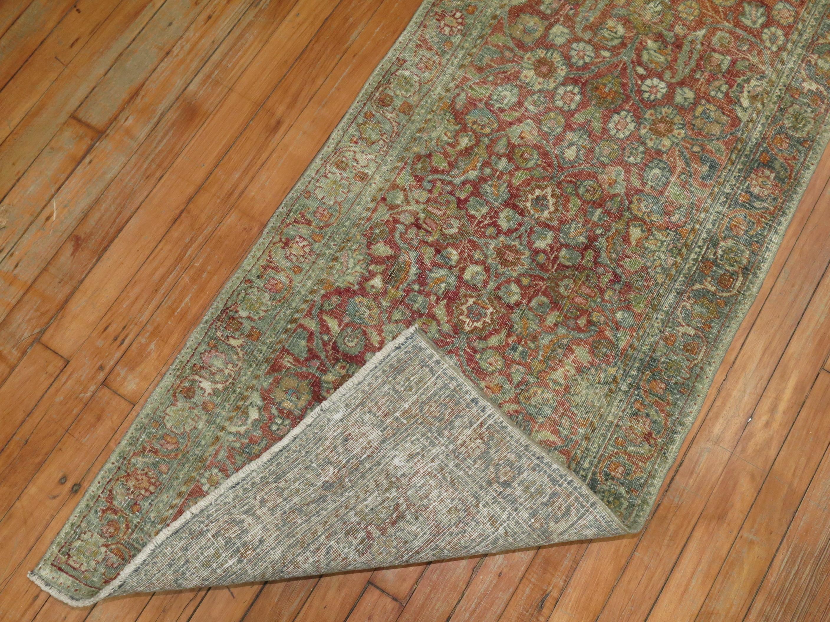 Zabihi Collection Schmaler Persischer Kashan Läufer im Zustand „Gut“ im Angebot in New York, NY