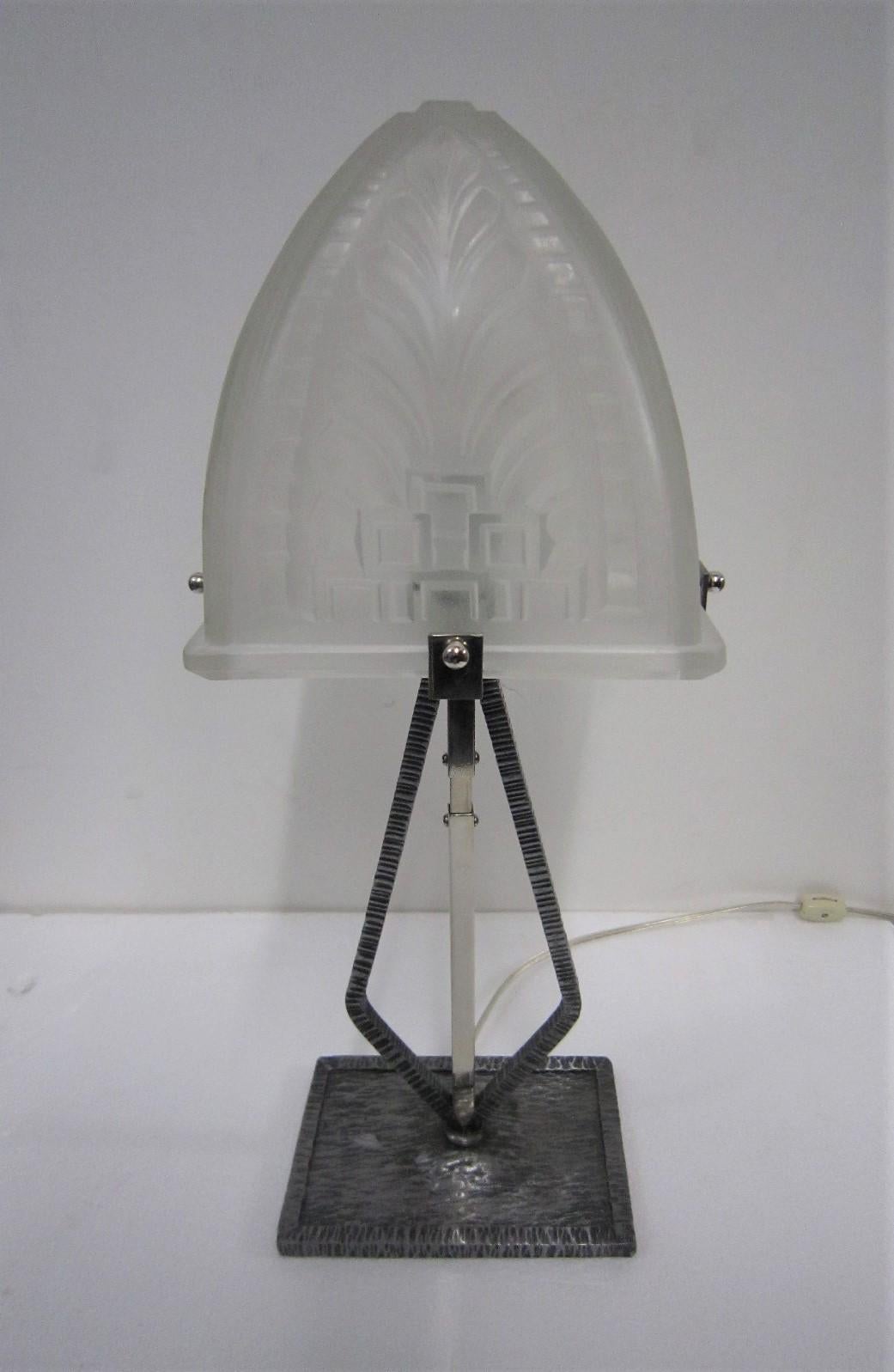 Lampe de table moderniste française rectangulaire, fer martelé et verre d'art en vente 7