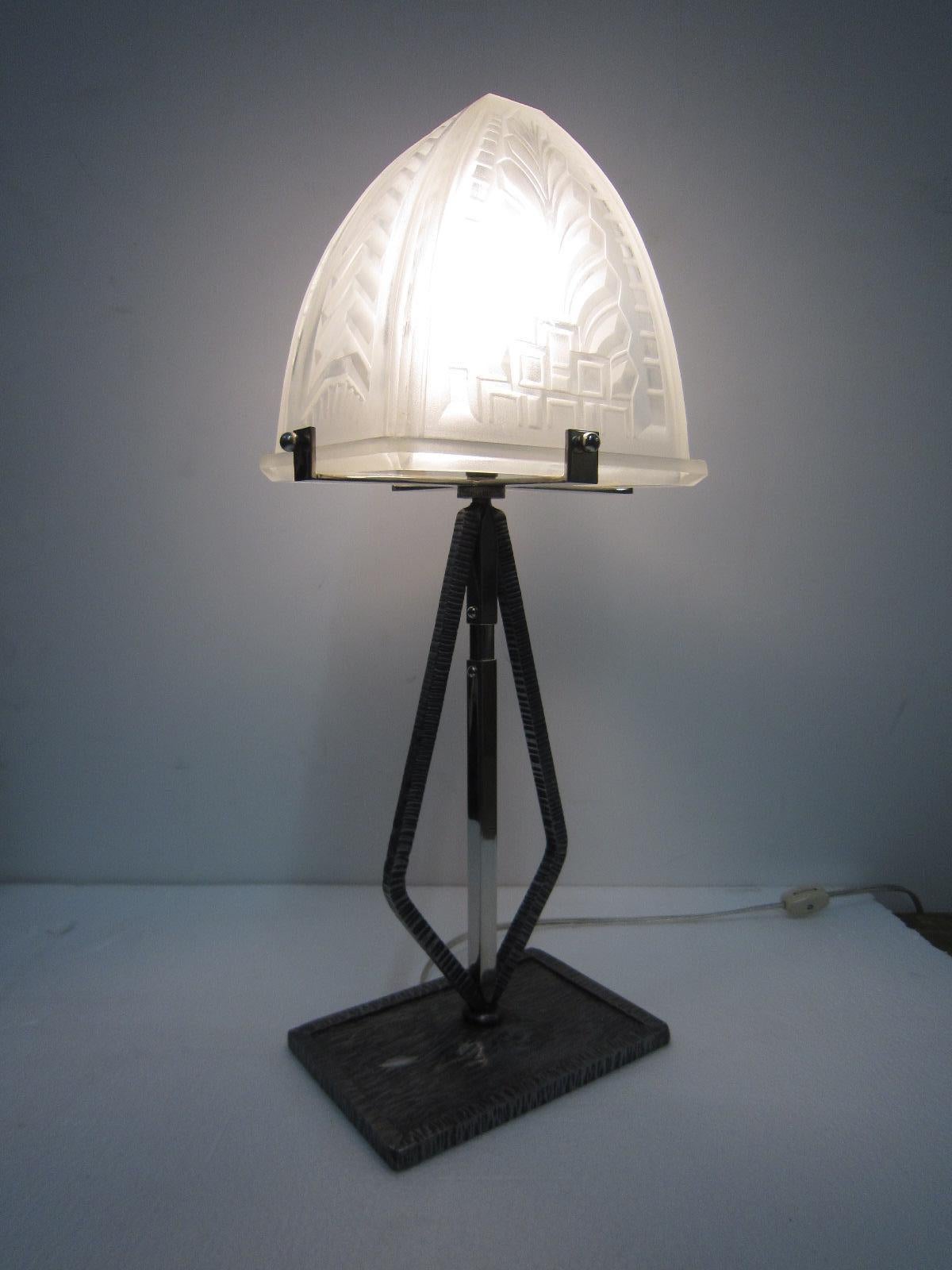 Lampe de table moderniste française rectangulaire, fer martelé et verre d'art en vente 9