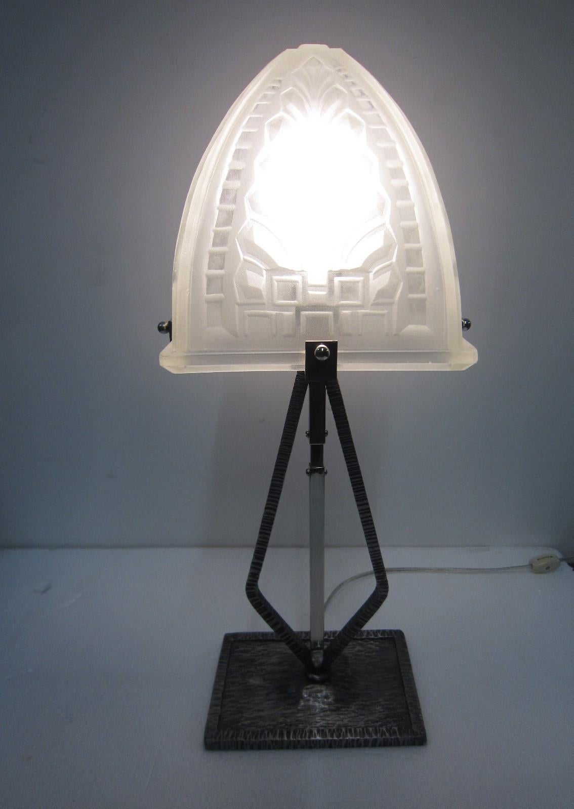 Narrow, Rectangular French Modernist Table Lamp, Hammered Iron and Art Glass For Sale 12