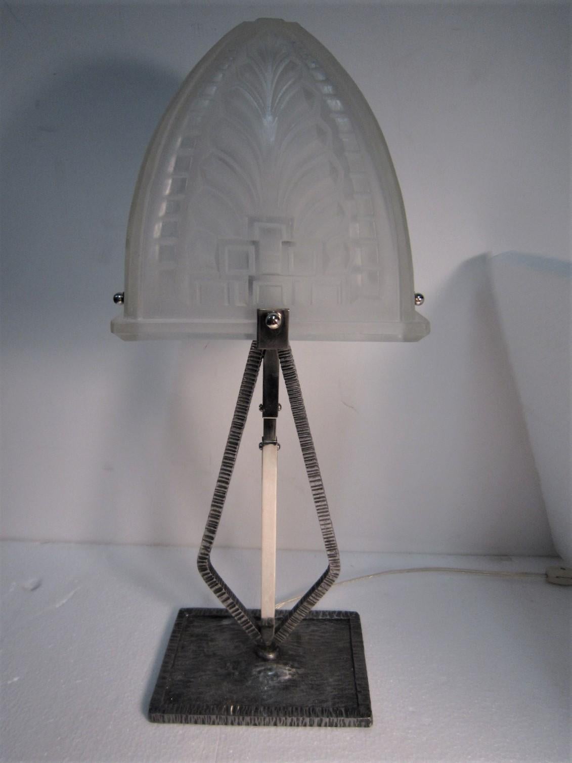Lampe de table moderniste française rectangulaire, fer martelé et verre d'art en vente 11