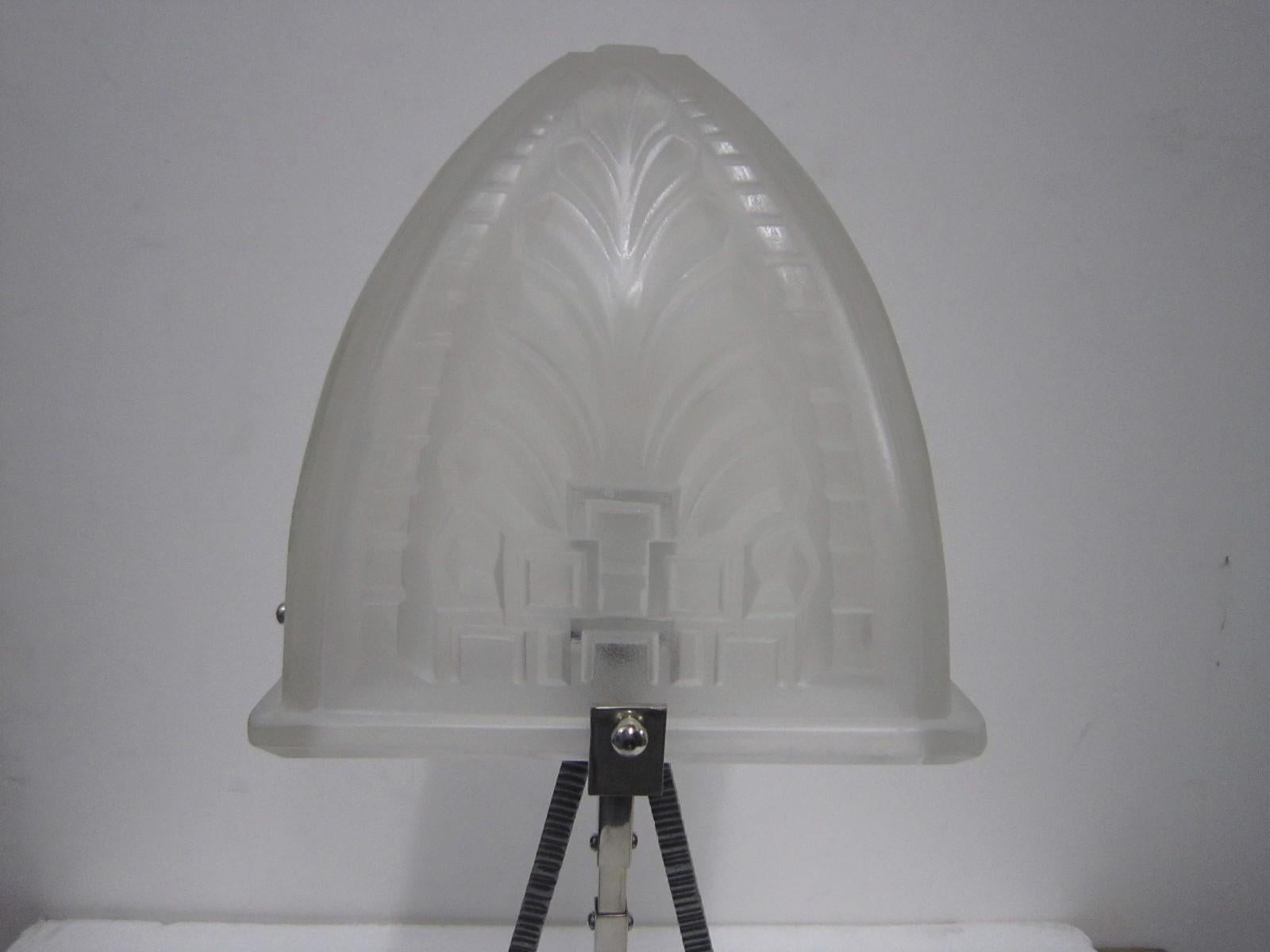 Milieu du XXe siècle Lampe de table moderniste française rectangulaire, fer martelé et verre d'art en vente
