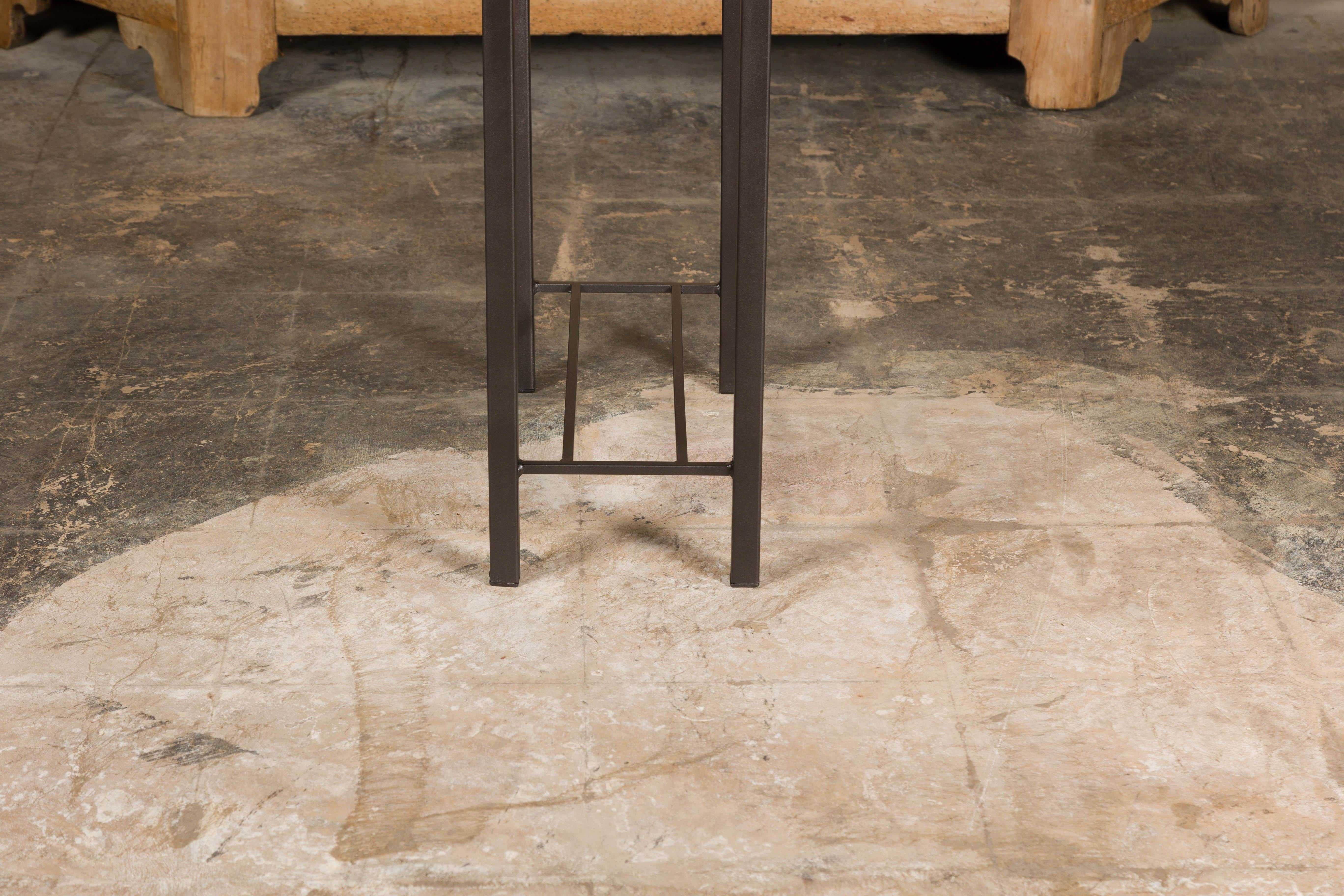 Table d'appoint étroite avec plateau en cuir Louis Vuitton et Stand en métal personnalisé en vente 1