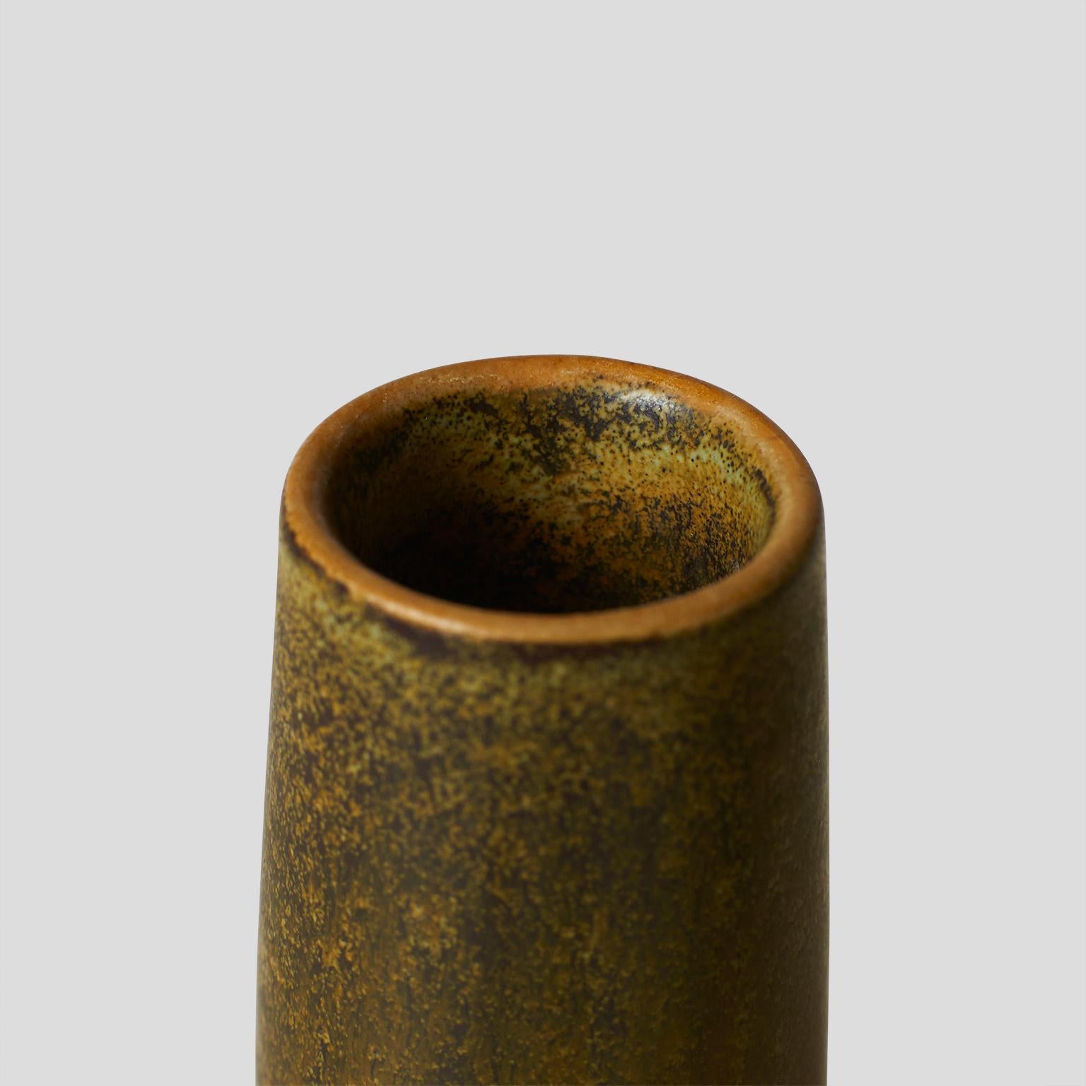 Schmale Vase aus Steingut von Eva Stæhr-Nielsen (Moderne) im Angebot