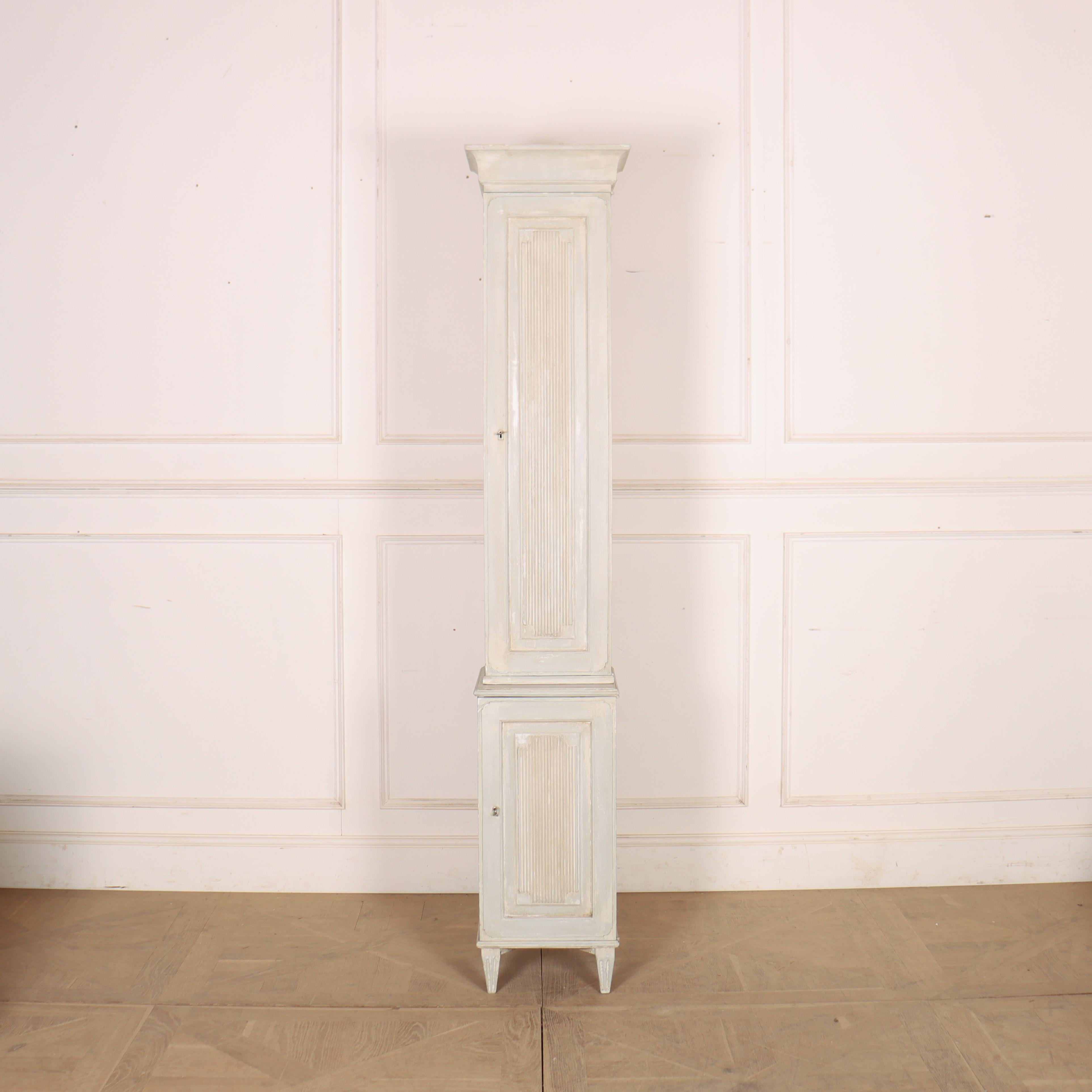 Grazioso armadio stretto in pino di design svedese dei primi del Novecento con decorazione scultorea dell'anta. 1920. 

Profondità del ripiano superiore: 10 pollici

Profondità del ripiano inferiore: 12 pollici


Codice: 8992

Dimensioni:
L: 39,4 cm
