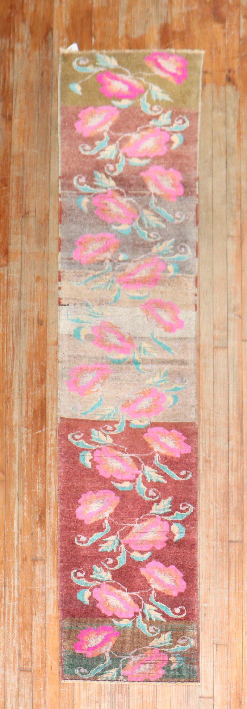 A lovely narrow turkish runner from the middle of the 20th century with a floral flower pattern

Measures: 1'11''x 9'.