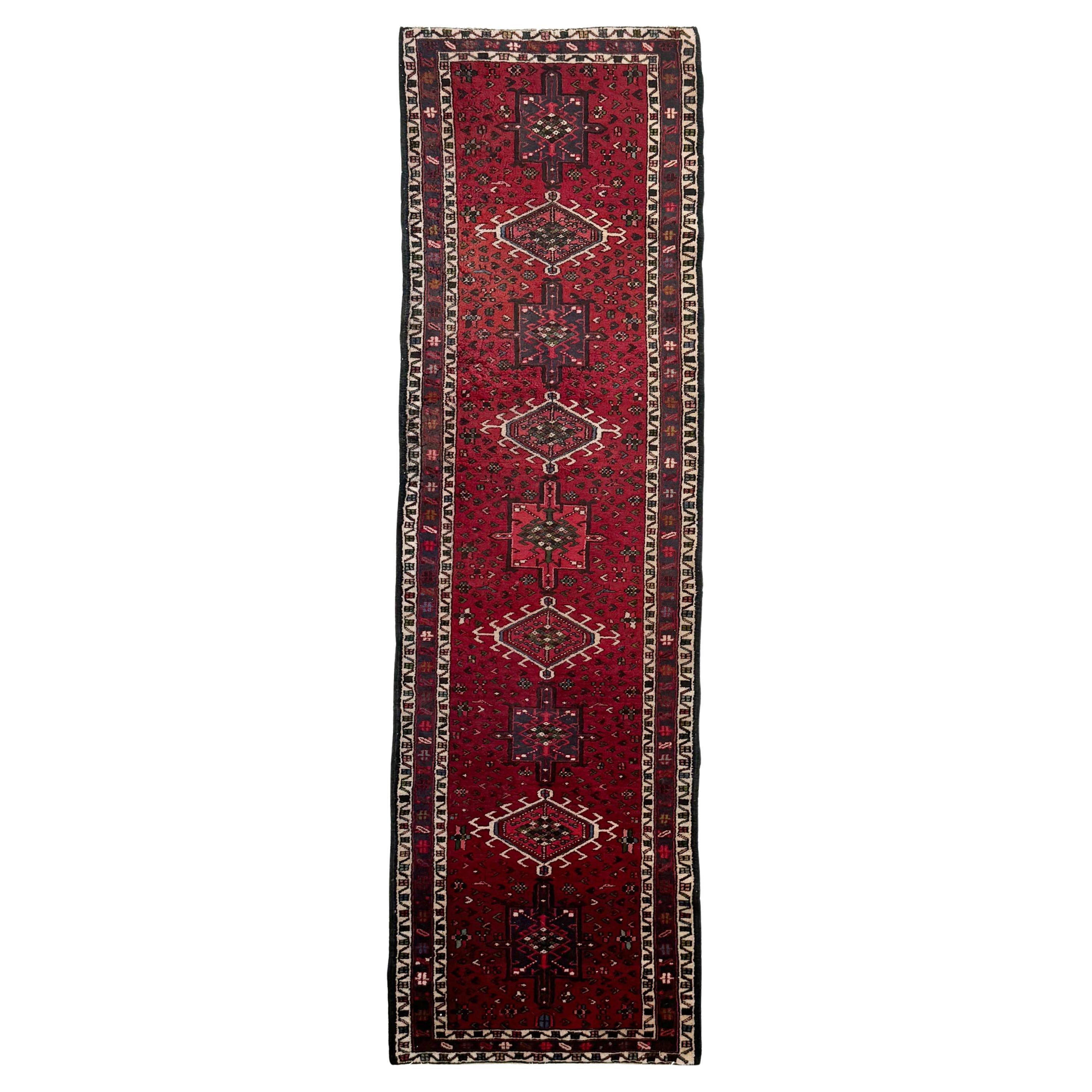 Alfombra Karaja Vintage Estrecha con Variaciones de "Rojo", c. 1950-60