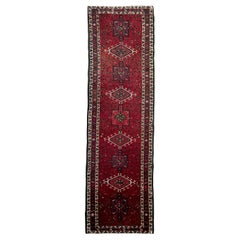 Alfombra Karaja Vintage Estrecha con Variaciones de "Rojo", c. 1950-60